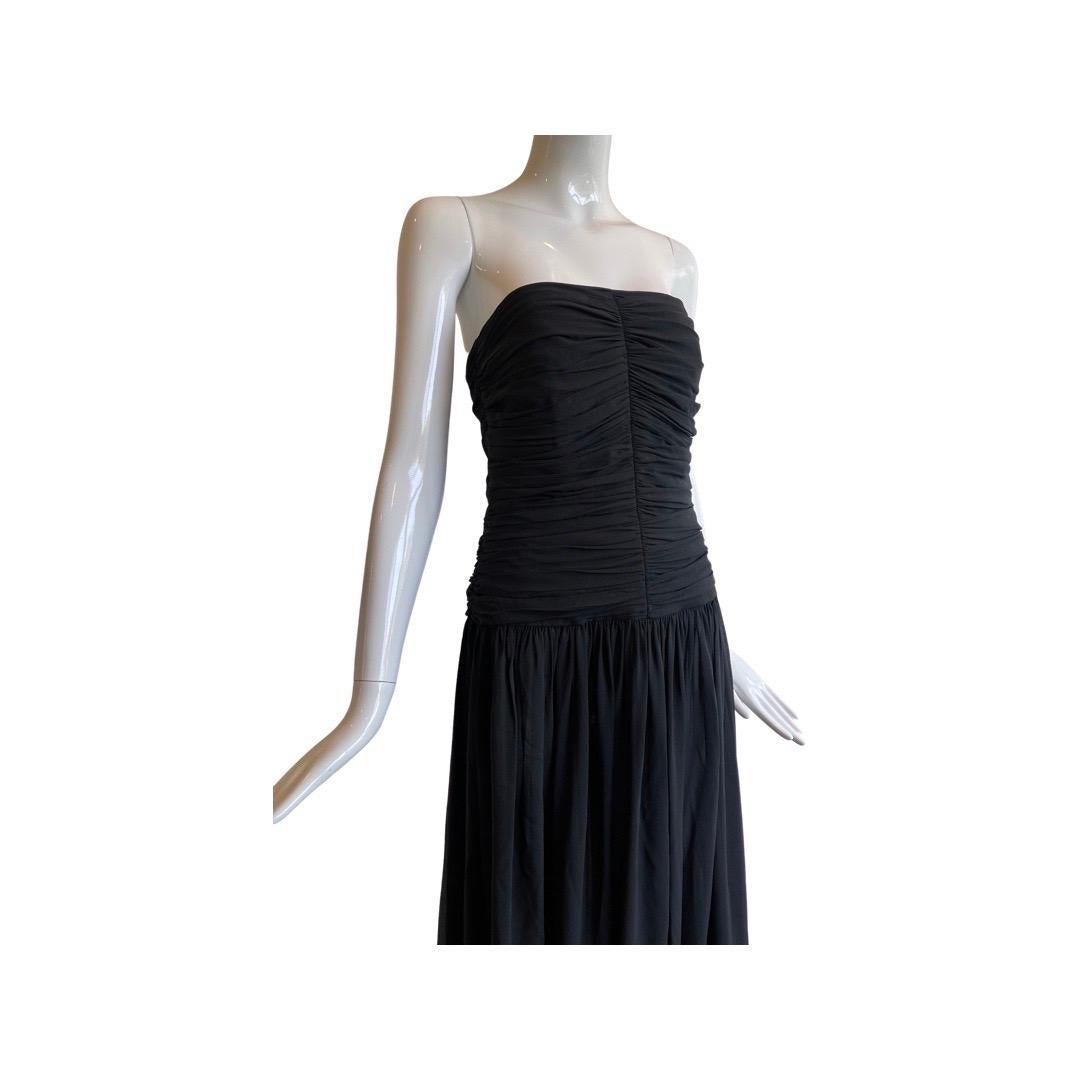 Wunderschönes trägerloses Kleid des Labels Yves Saint Laurent Variation aus den 1980er Jahren aus schwarzer Chiffonseide.  Das Mieder und die Taille sind gerüscht, der Rock ist voll und durchsichtig.  Es ist das Original von so vielen Designs, die