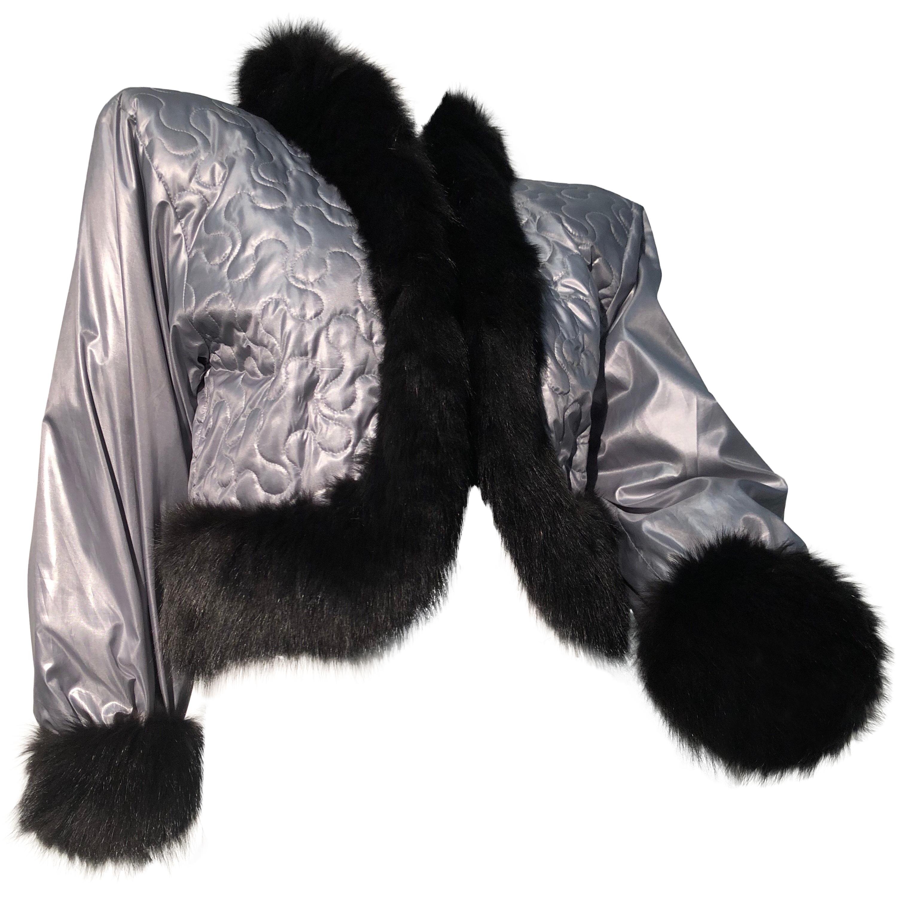Años 80 Yves Saint Laurent Chaqueta acolchada plateada de nailon con piel de zorro negra