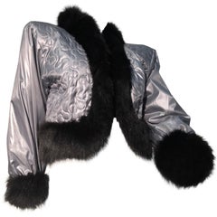 Veste courte en nylon matelassé argenté Yves Saint Laurent des années 1980 avec fourrure de renard noir