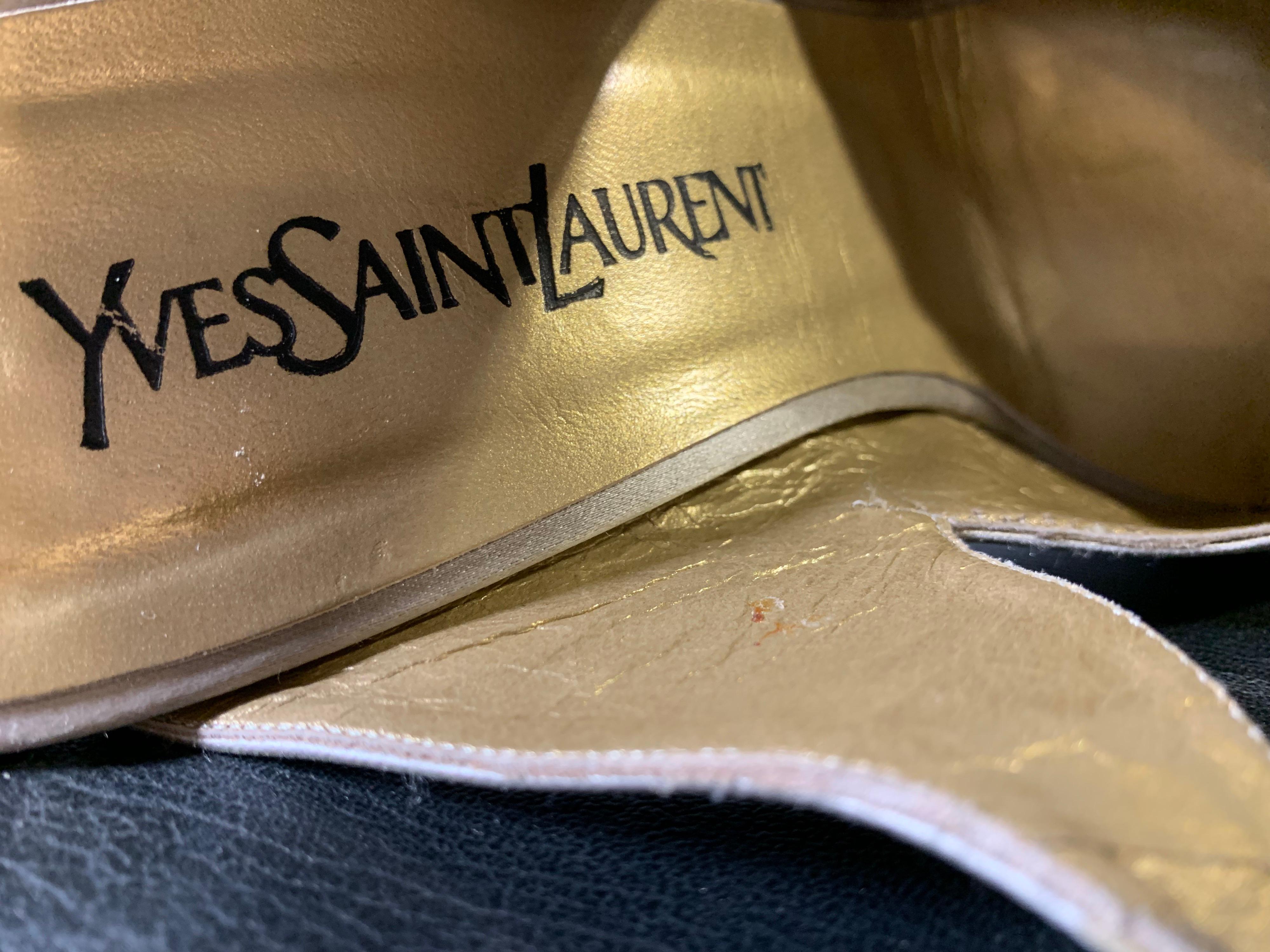 1980 Yves Saint Laurent Silver Satin Ankle-Cross Stillettos W/ Pointed Toe en vente 7