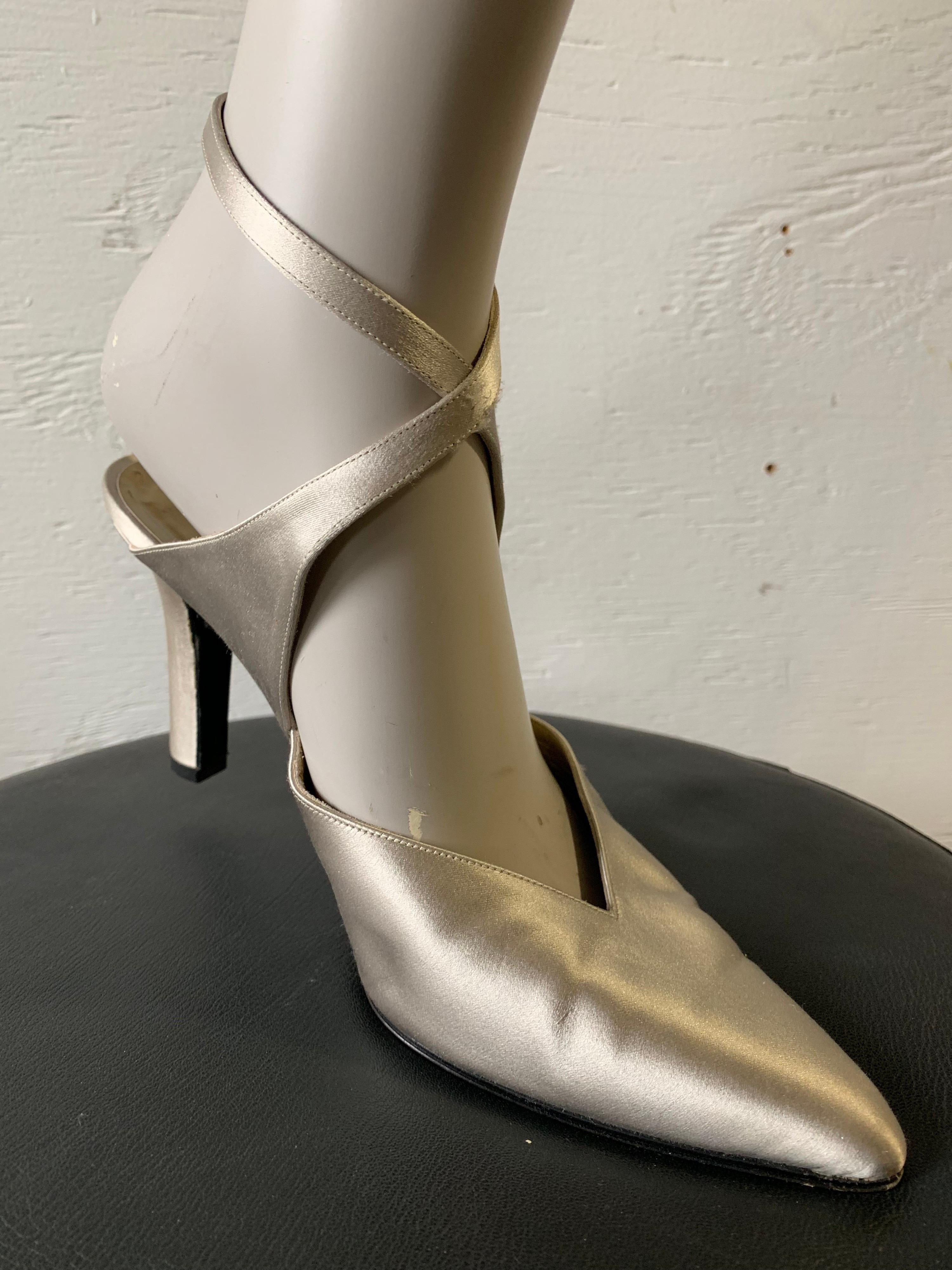 1980er Jahre Yves Saint Laurent Silber Satin Knöchel-Kreuz-Stillettos W / Pointed Toe. Größe 10. 