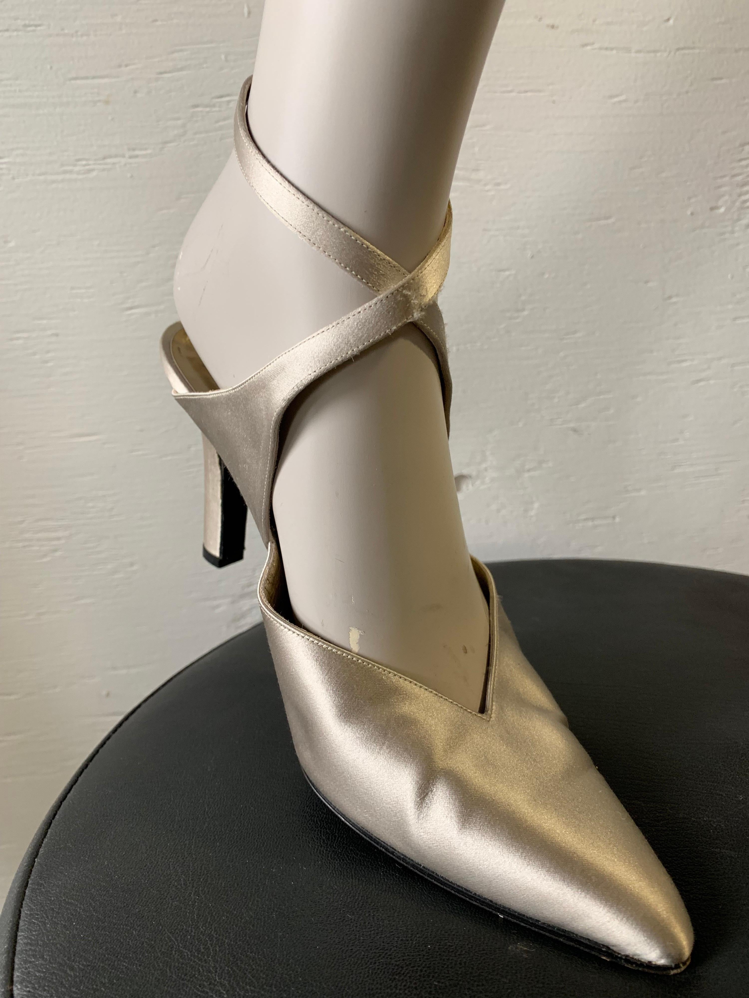 1980er Jahre Yves Saint Laurent Silber Satin Knöchel-Kreuz-Stillettos mit spitzer Zehe im Zustand „Hervorragend“ im Angebot in Gresham, OR