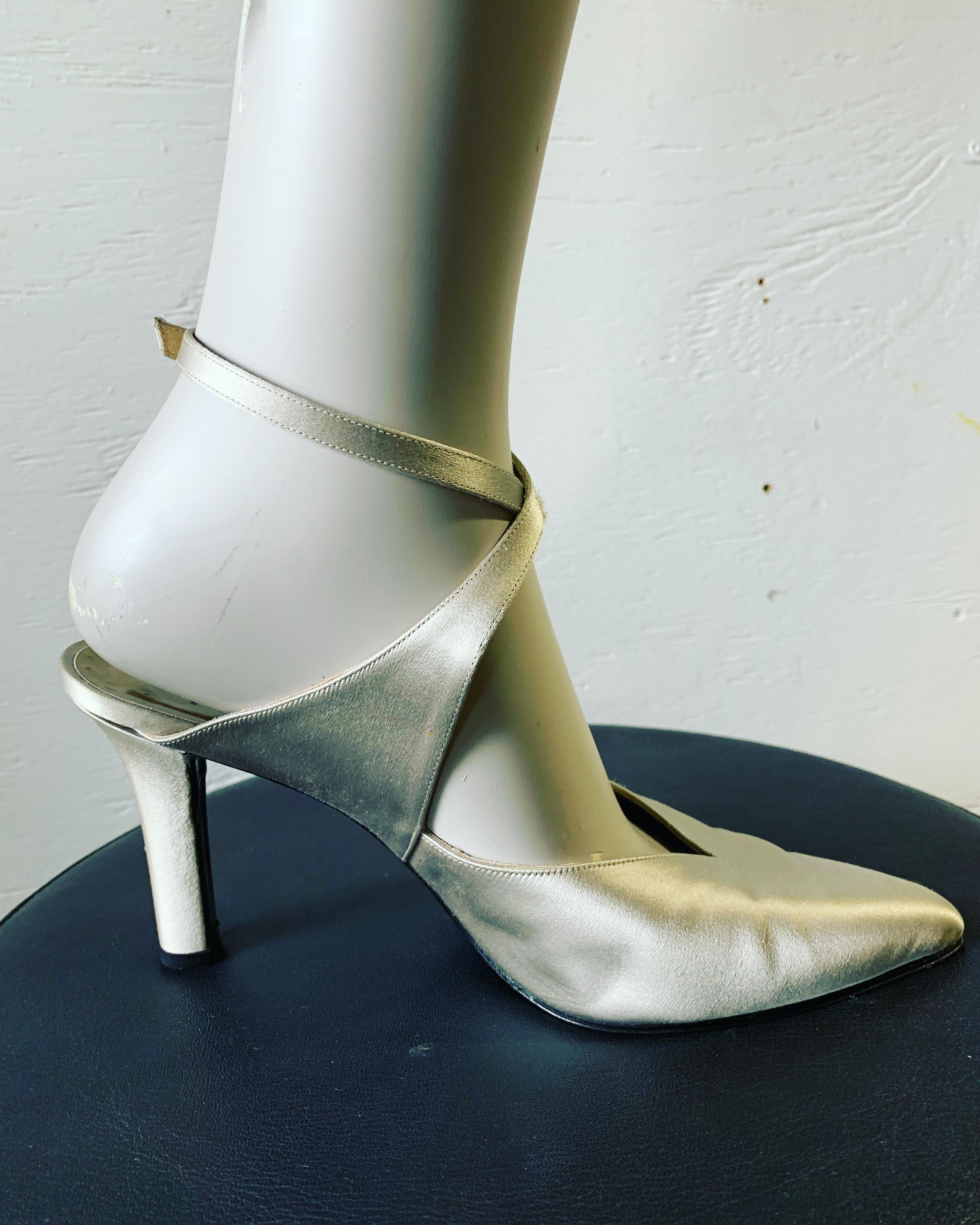 1980 Yves Saint Laurent Silver Satin Ankle-Cross Stillettos W/ Pointed Toe en vente 1
