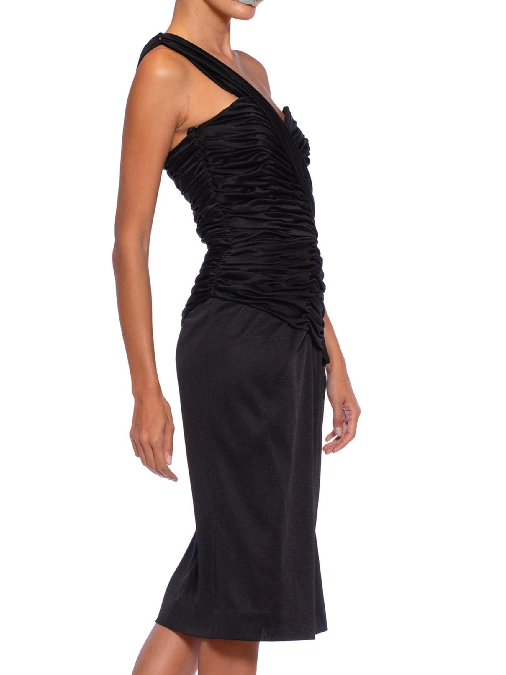 1980er Jahre YVES SAINT LAURENT Style Schwarzes drapiertes Cocktailkleid aus Polyester und Jersey im Zustand „Hervorragend“ im Angebot in New York, NY