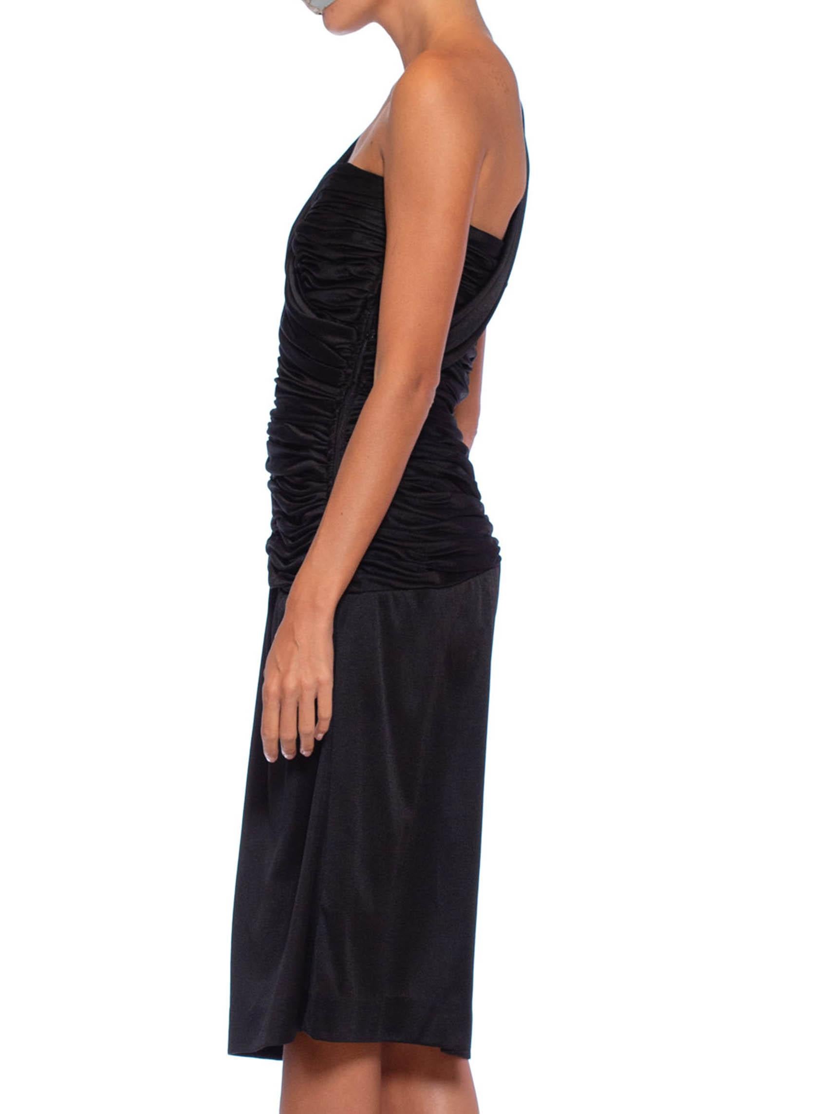 1980er Jahre YVES SAINT LAURENT Style Schwarzes drapiertes Cocktailkleid aus Polyester und Jersey Damen im Angebot