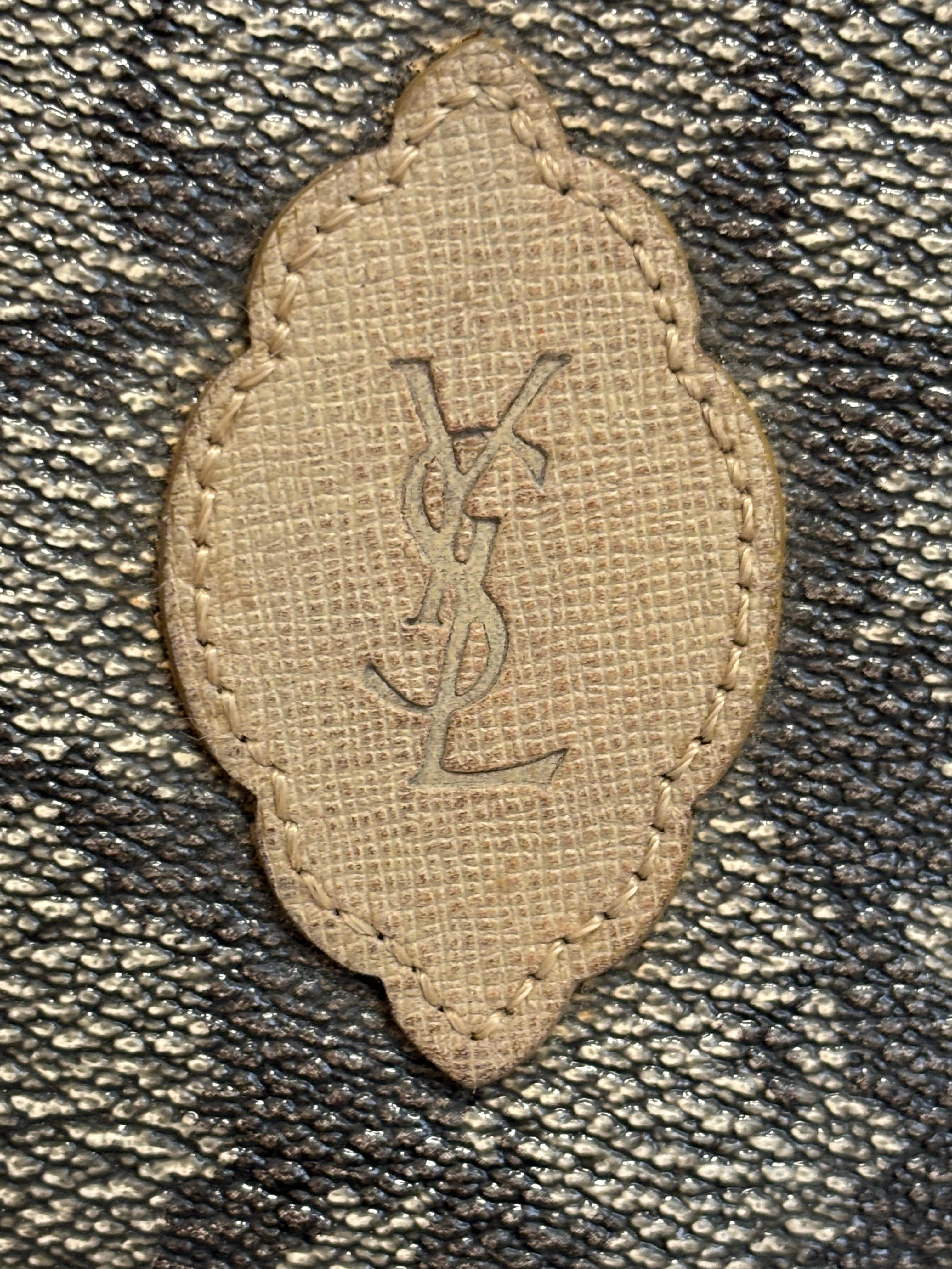 This Yves Saint Laurent tan spotted pattern crossbody canvas and leather bag is both elegant and hardwearing. It has a YSL logo lining; a slot back pocket for quick reach; a YSL logo oval patch at the front; flap closure; an inside zipped pocket,