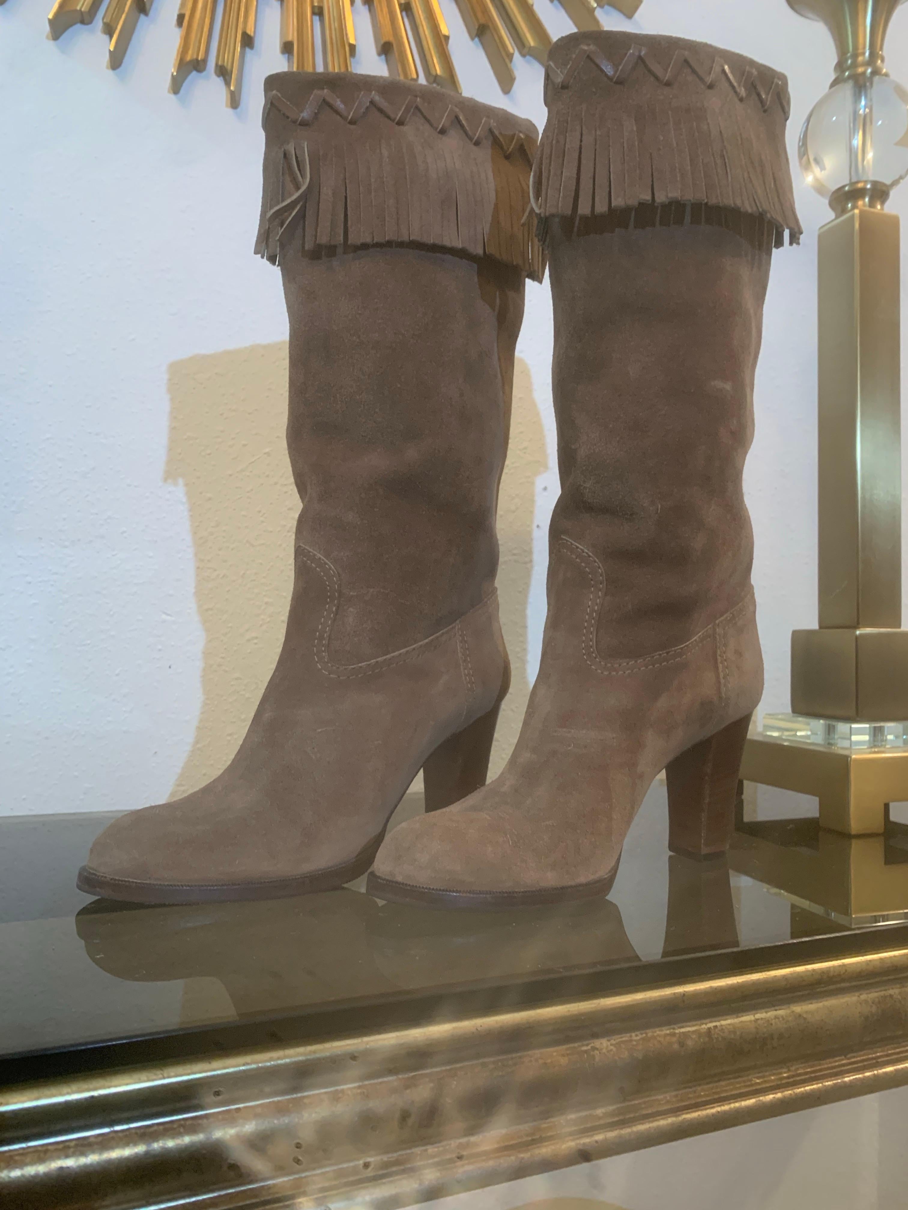 Yves Saint Laurent, anni '80, stivali a metà polpaccio con frange in pelle scamosciata e tacco a spillo:  Questi stivali nuovi e mai indossati gridano Boho Chic! Un amalgama di stile western sul dettaglio della tomaia e frange in pelle scamosciata