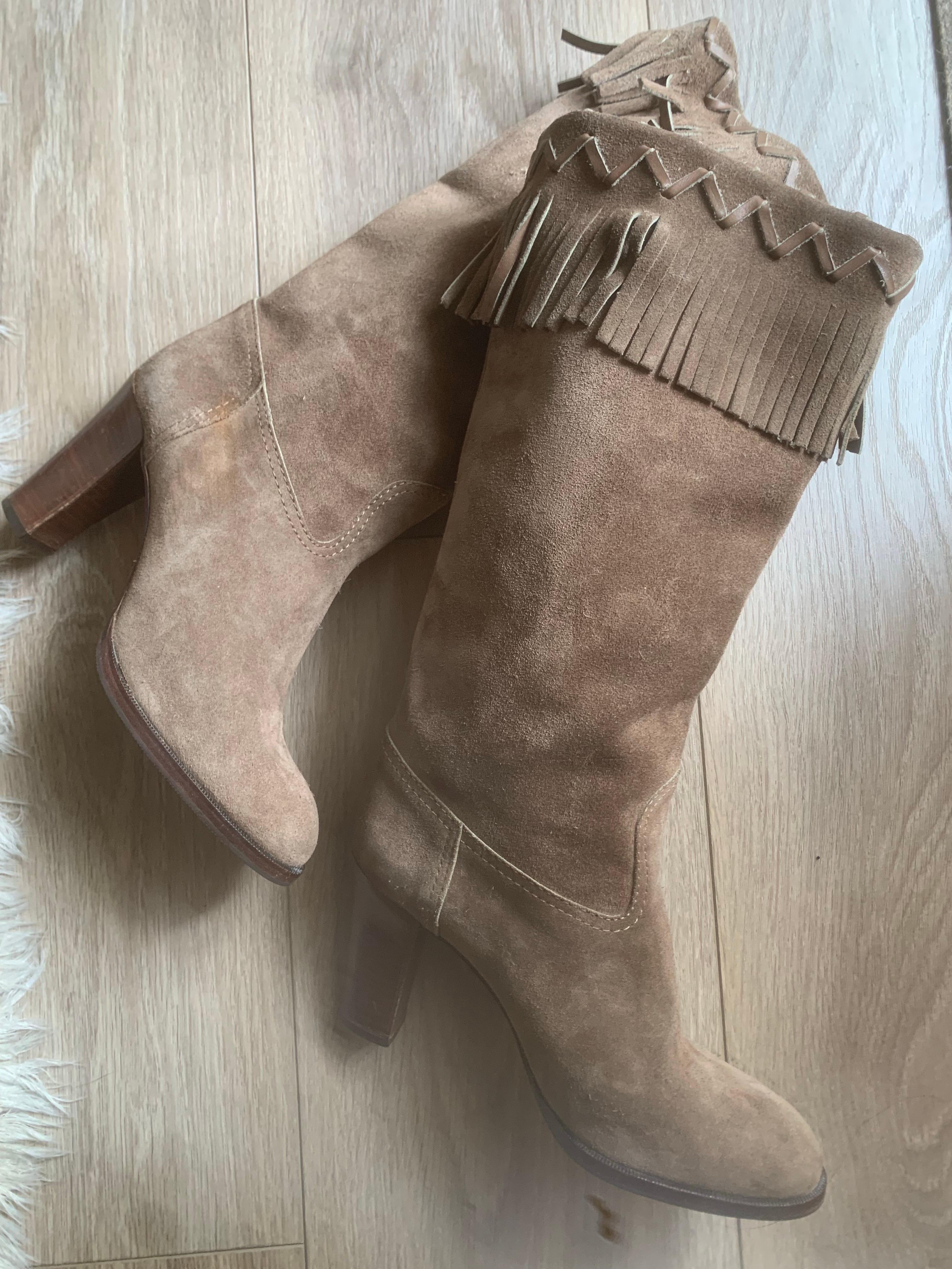 Yves Saint Laurent anni '80, stivali a metà polpaccio con frange in pelle scamosciata con tacco a spillo In condizioni Nuovo in vendita a Gresham, OR