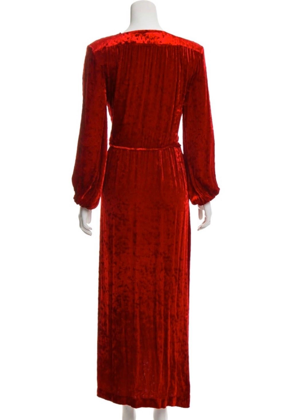 1980s Yves Saint Laurent red velvet evening gown. Condition: Excellent.

Size XS / US 2/ FR 34

35