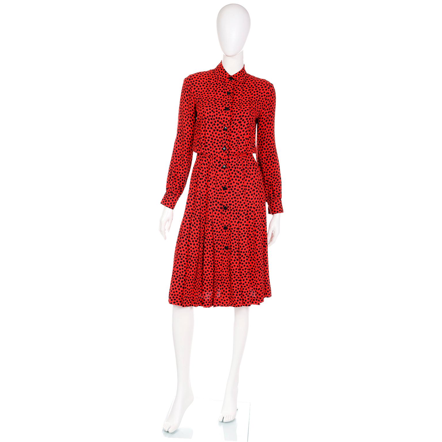 Dieses schöne Kleid mit abstraktem Print in Rot und Schwarz aus den 1980er Jahren ist ein typisches Design von Yves Saint Laurent. Saint Laurent verstand die wahre Macht der Accessoires und kreierte Kleider, die für sich allein stehen oder mit dem