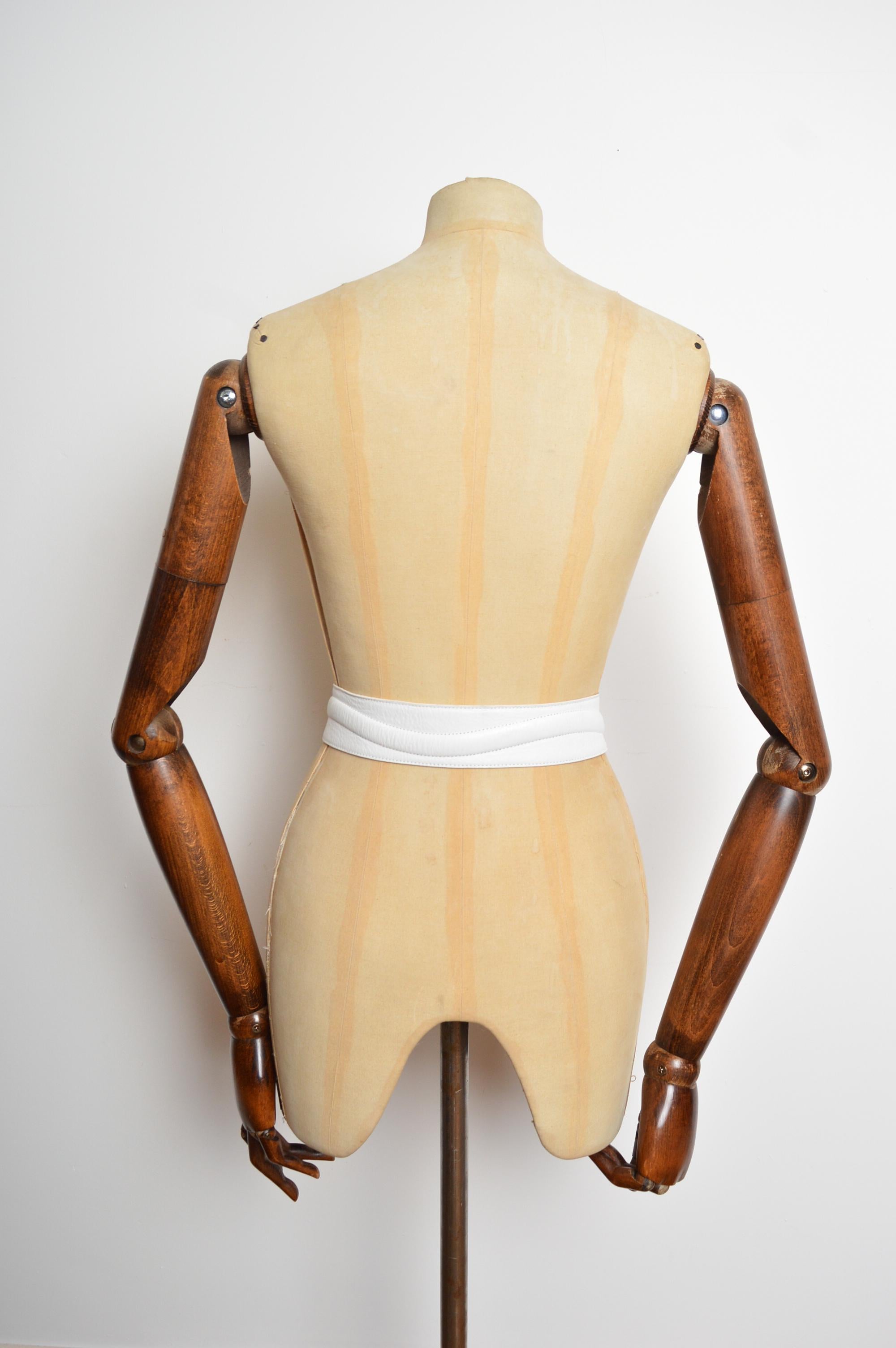 Cintura anni '80 di Yves Saint Laurent in pelle bianca con hardware in metallo dorato in vendita 5