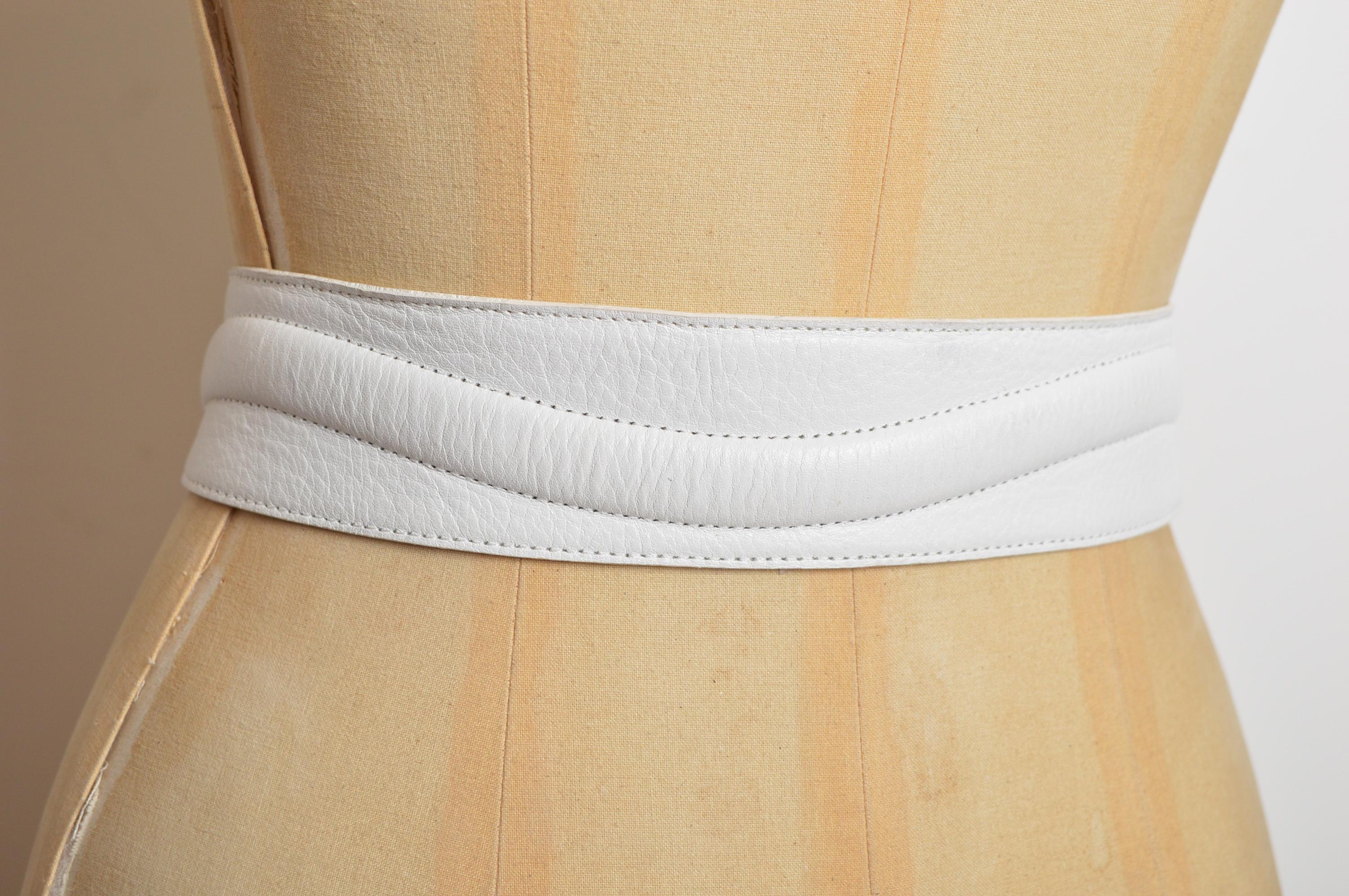 Cintura anni '80 di Yves Saint Laurent in pelle bianca con hardware in metallo dorato in vendita 6