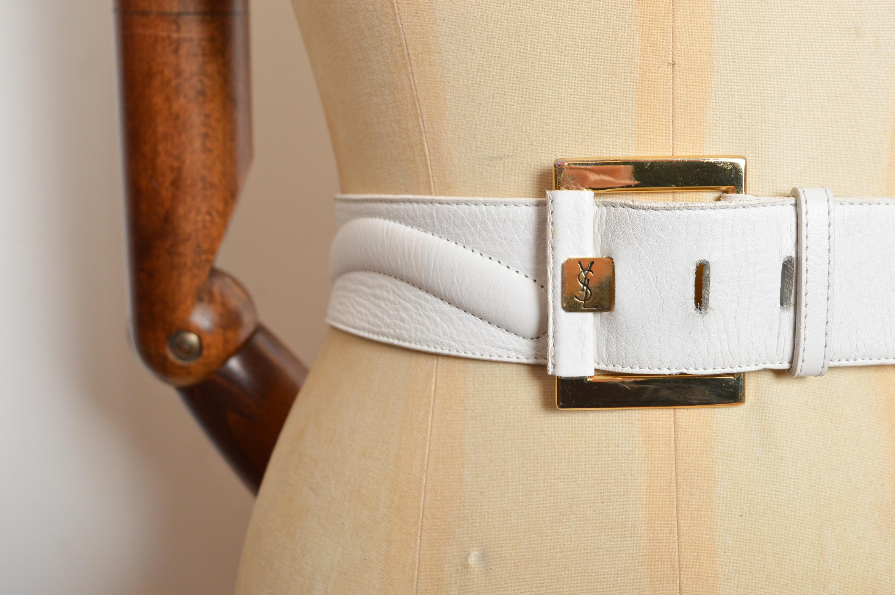 Cintura anni '80 di Yves Saint Laurent in pelle bianca con hardware in metallo dorato in vendita 7