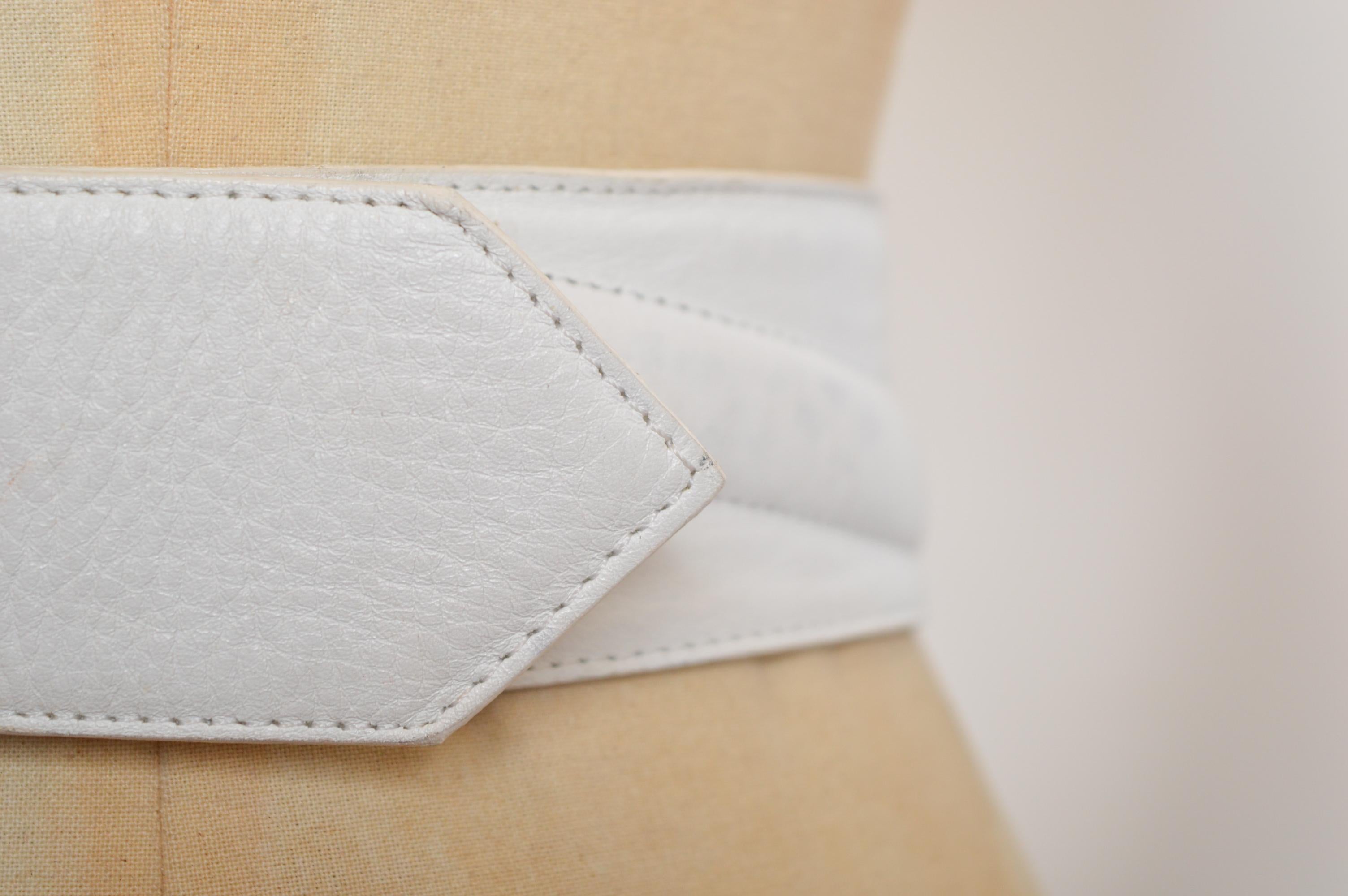 Cintura anni '80 di Yves Saint Laurent in pelle bianca con hardware in metallo dorato in vendita 8