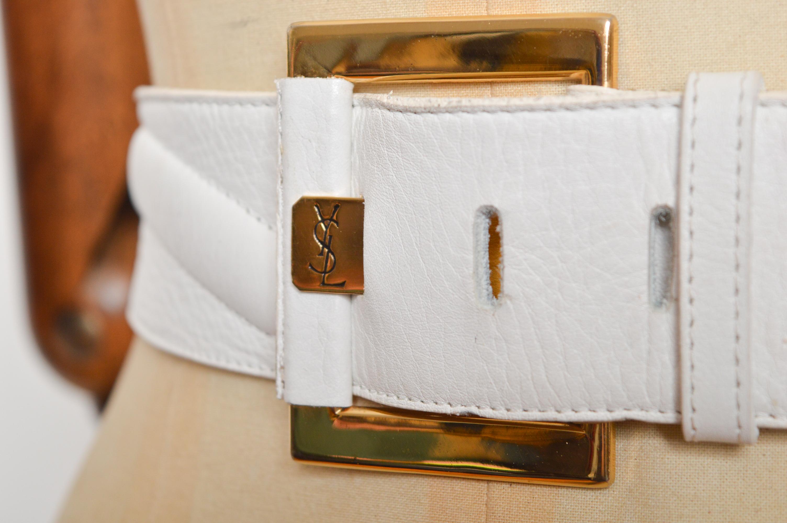 Cintura anni '80 di Yves Saint Laurent in pelle bianca con hardware in metallo dorato In condizioni buone in vendita a Sheffield, GB