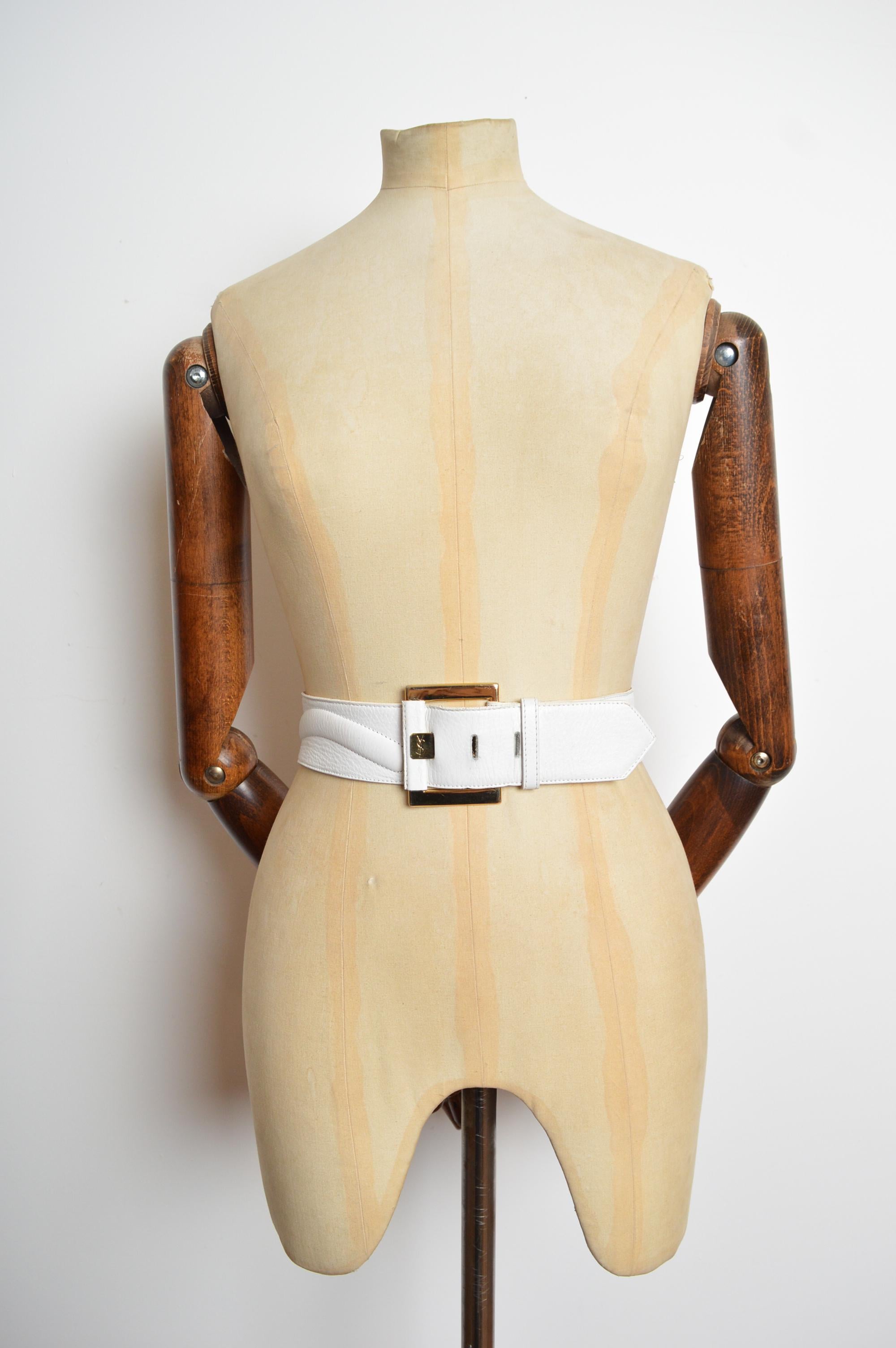 Donna Cintura anni '80 di Yves Saint Laurent in pelle bianca con hardware in metallo dorato in vendita