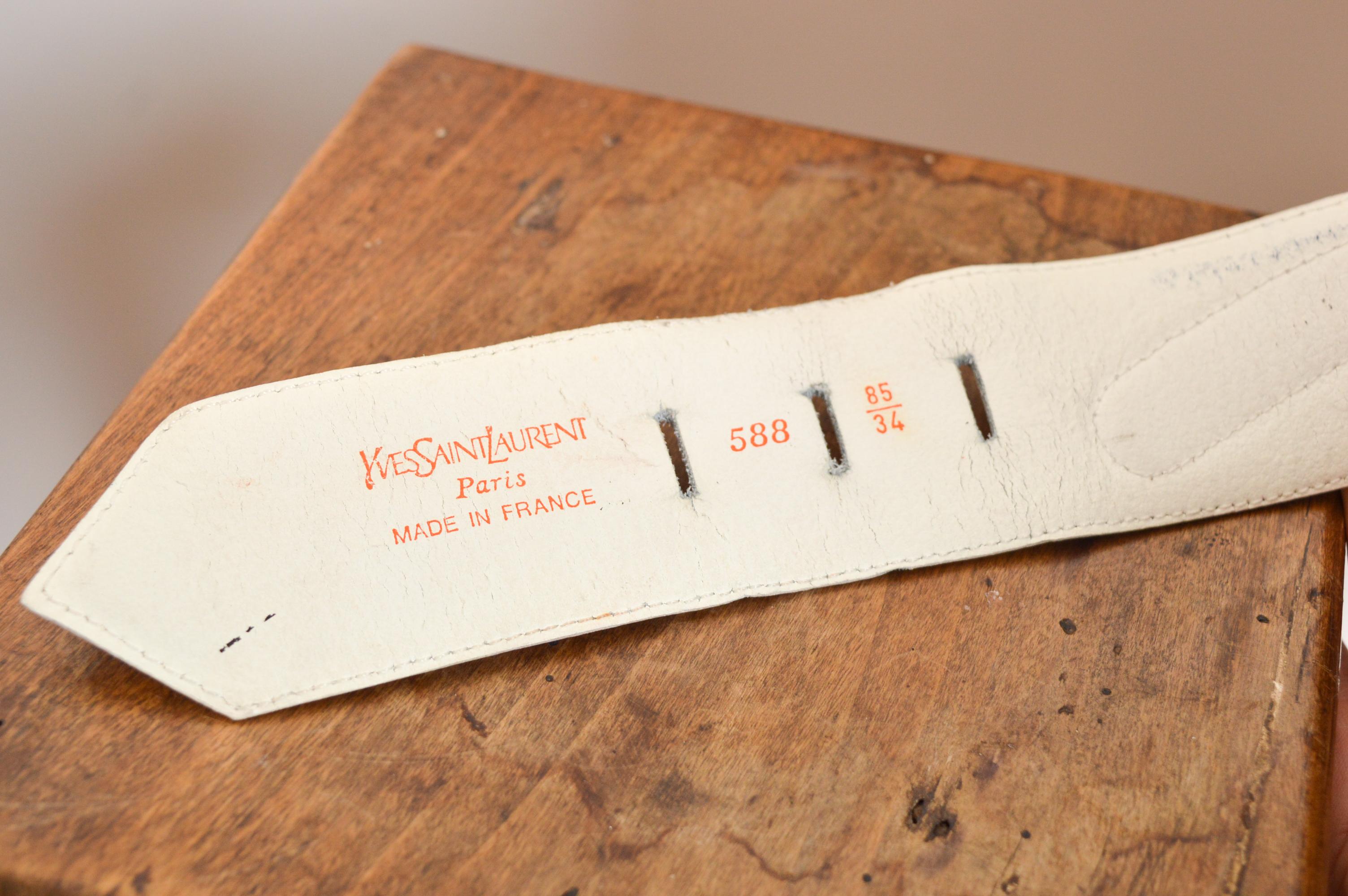 Cintura anni '80 di Yves Saint Laurent in pelle bianca con hardware in metallo dorato in vendita 1