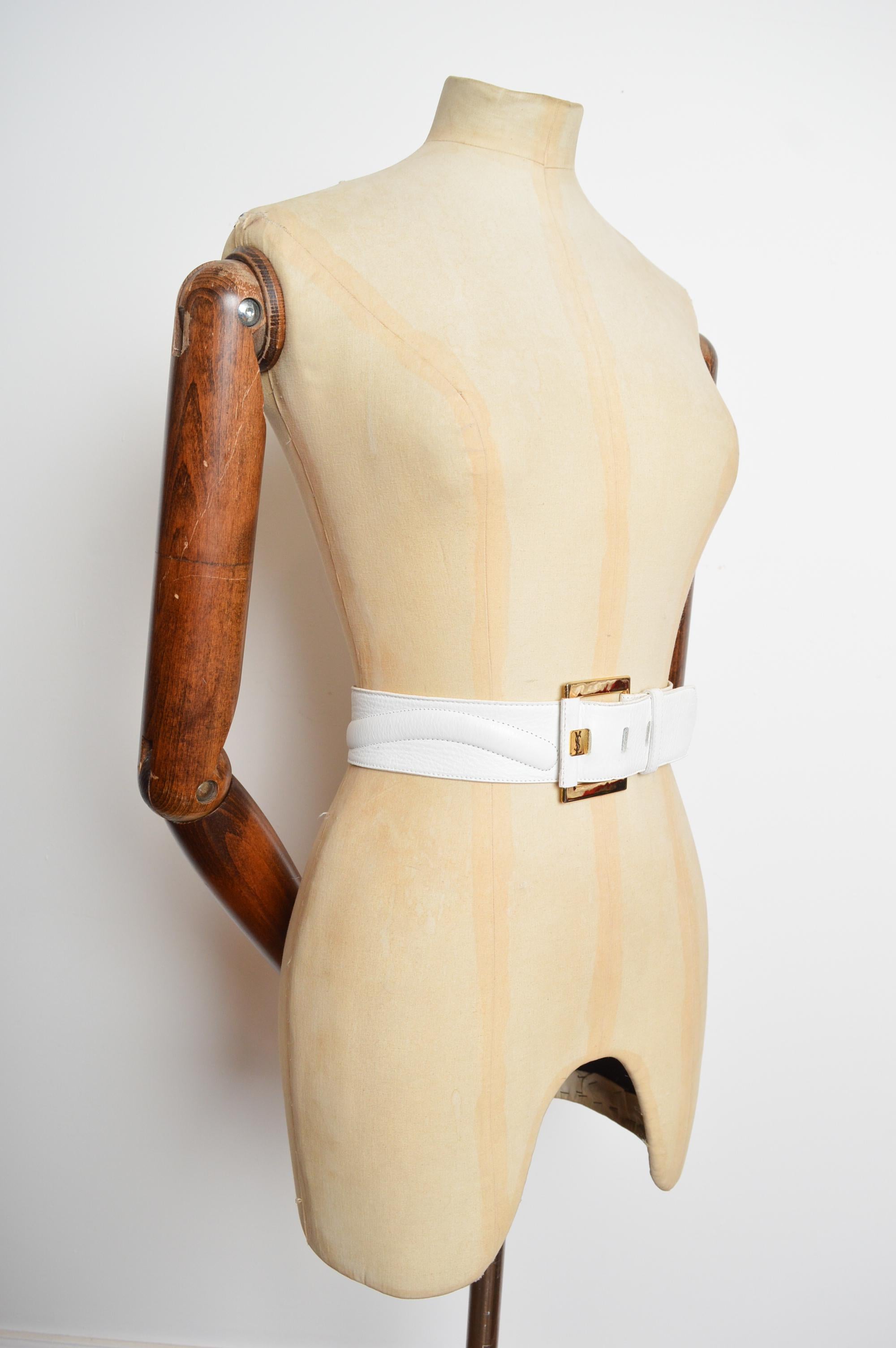 Cintura anni '80 di Yves Saint Laurent in pelle bianca con hardware in metallo dorato in vendita 2