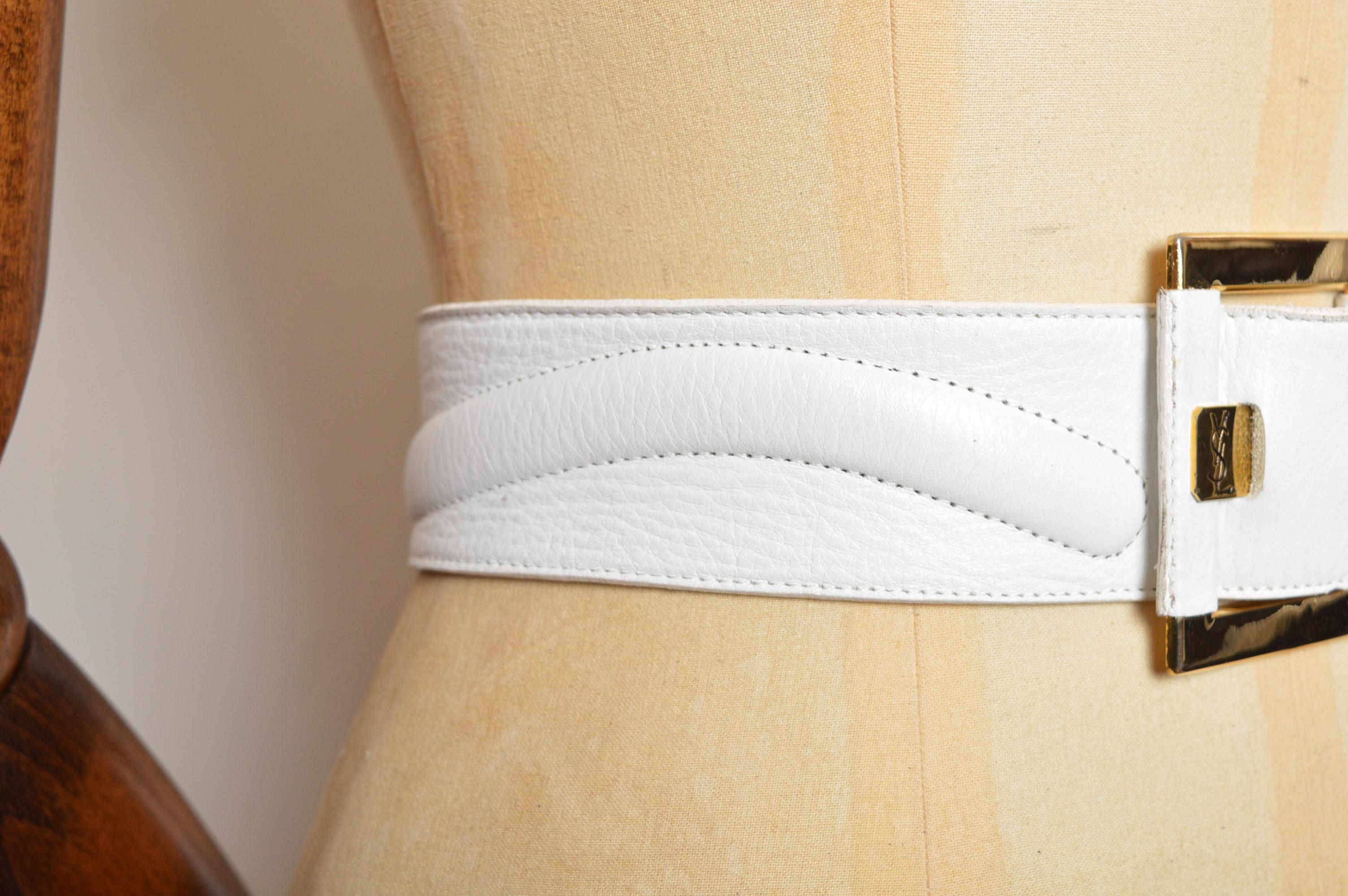 Cintura anni '80 di Yves Saint Laurent in pelle bianca con hardware in metallo dorato in vendita 3