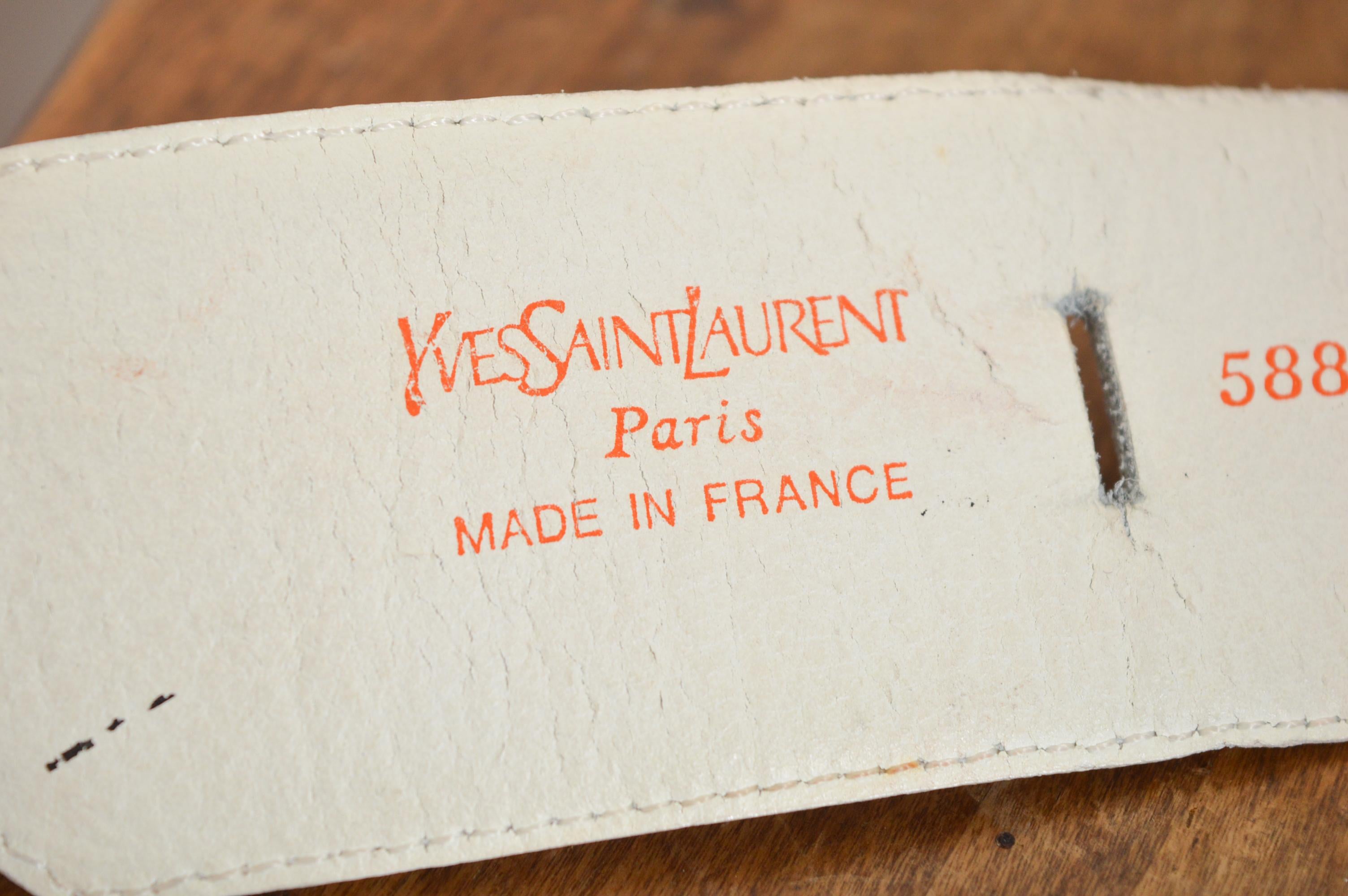 Cintura anni '80 di Yves Saint Laurent in pelle bianca con hardware in metallo dorato in vendita 4