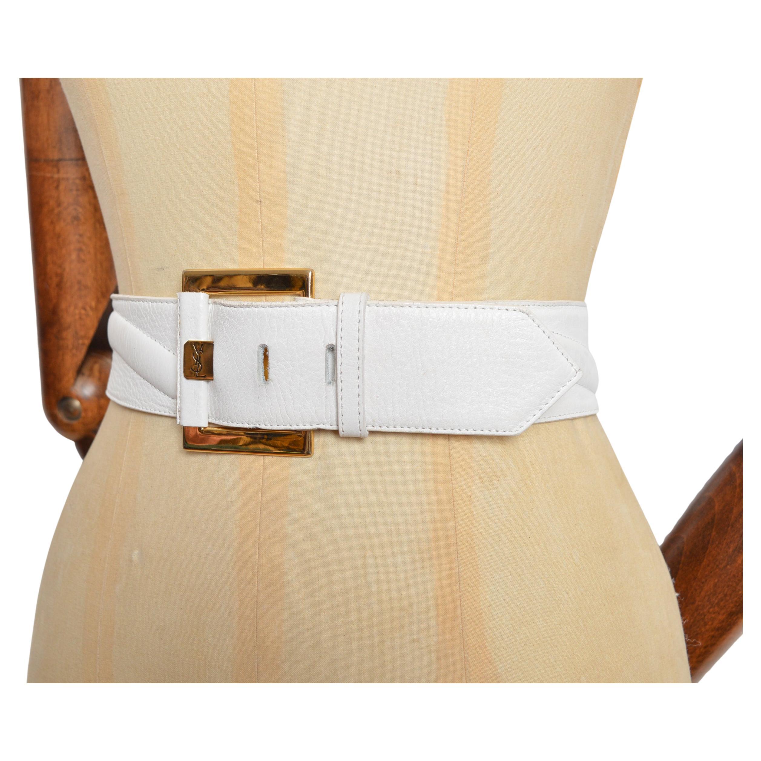 Cintura anni
80 di Yves Saint Laurent in pelle bianca con hardware in metallo dorato