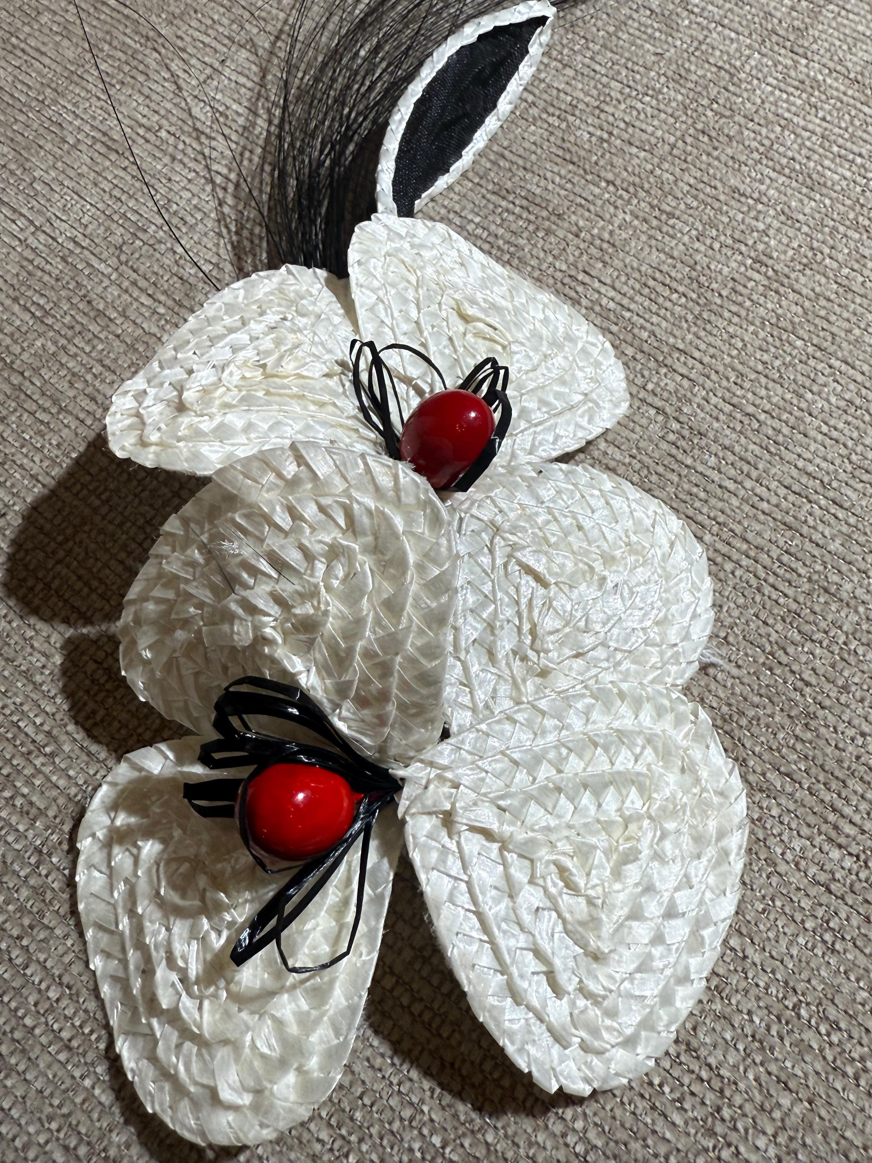 1980S Yves Saint Laurent Broche corsé orquídea rafia blanca con pulverizador de plumas en venta 5