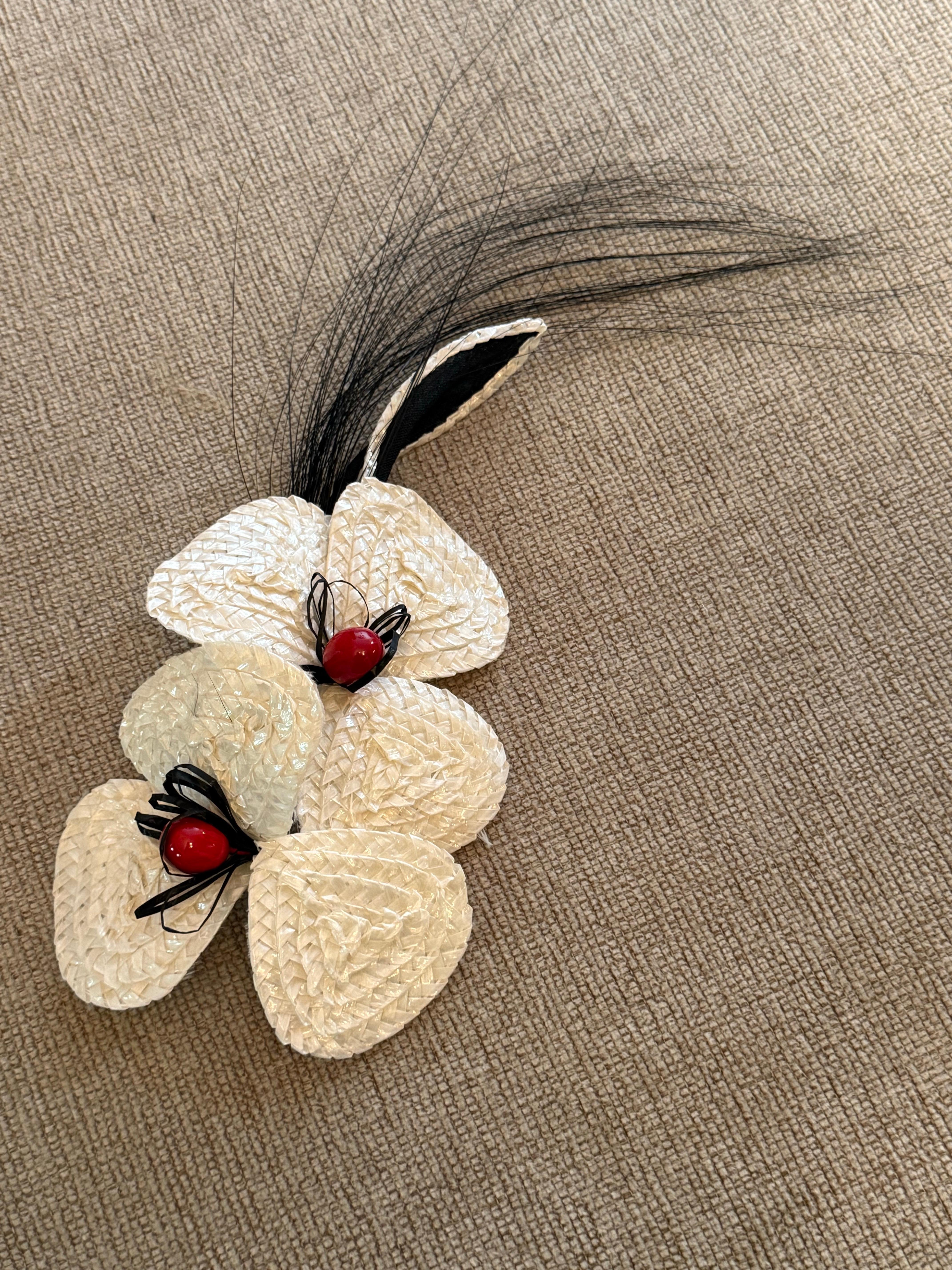 1980S Yves Saint Laurent Broche corsé orquídea rafia blanca con pulverizador de plumas en venta 6