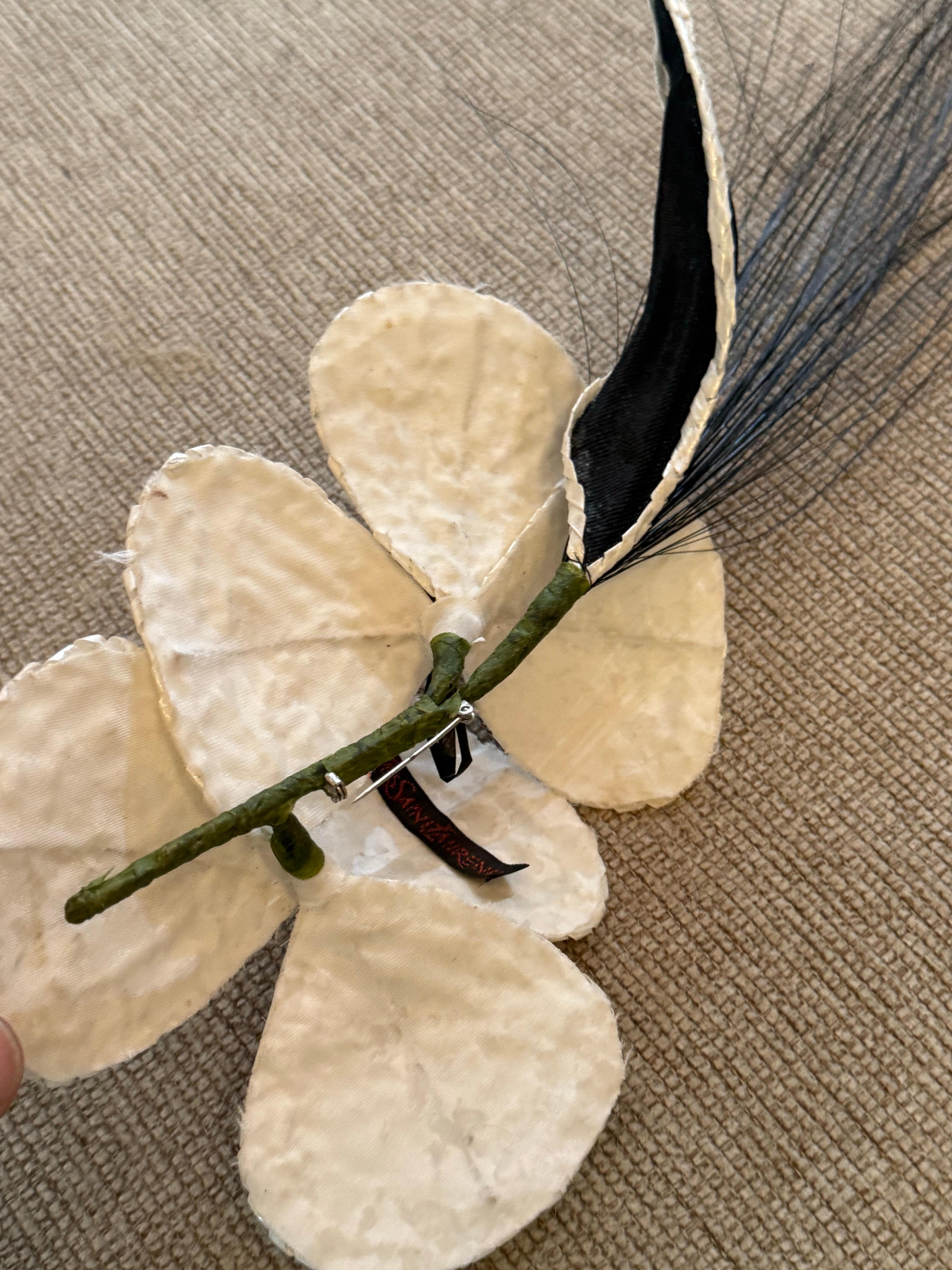 1980S Yves Saint Laurent Broche corsé orquídea rafia blanca con pulverizador de plumas en venta 7