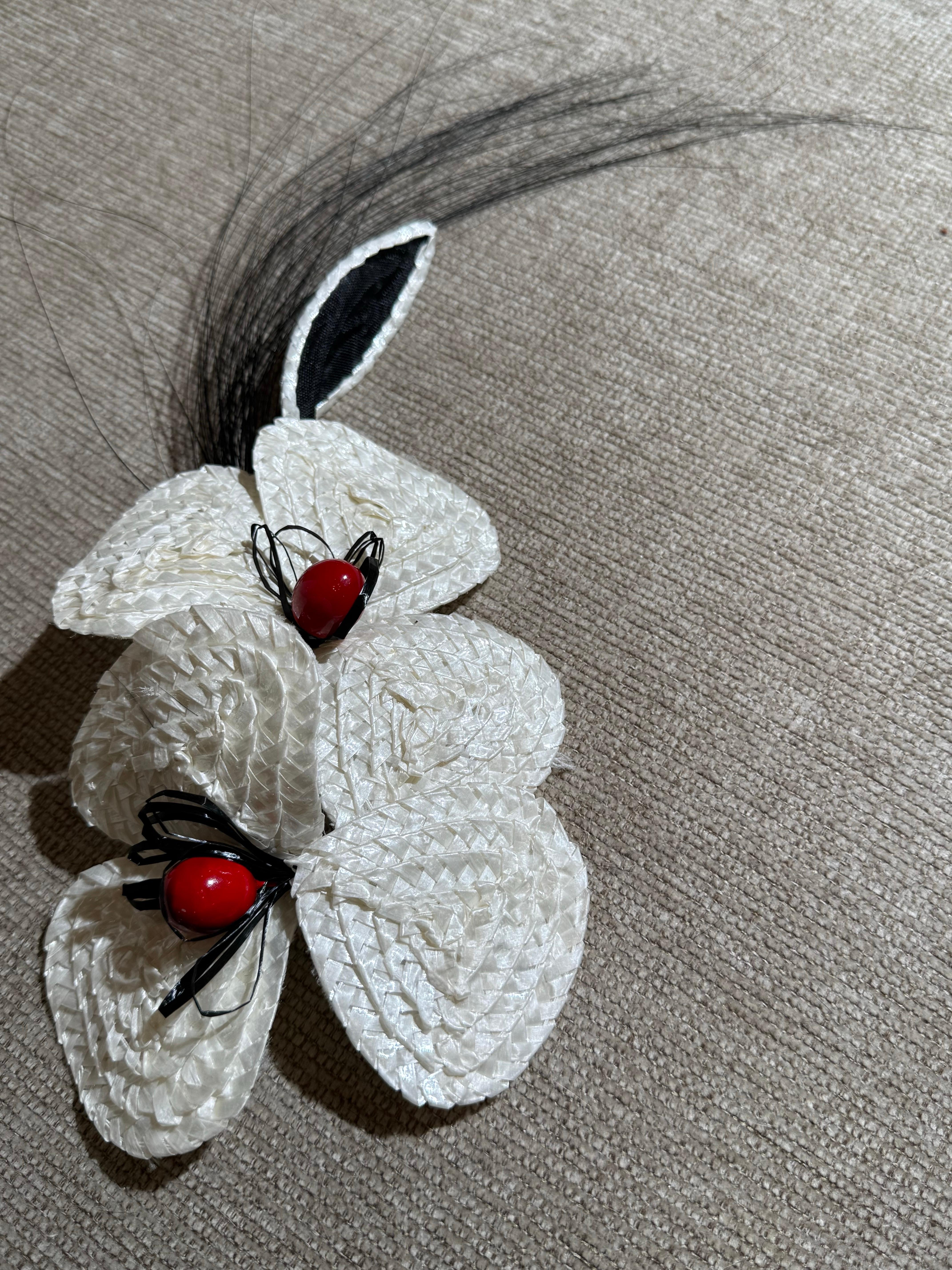 1980S Yves Saint Laurent Broche corsé orquídea rafia blanca con pulverizador de plumas en venta 8