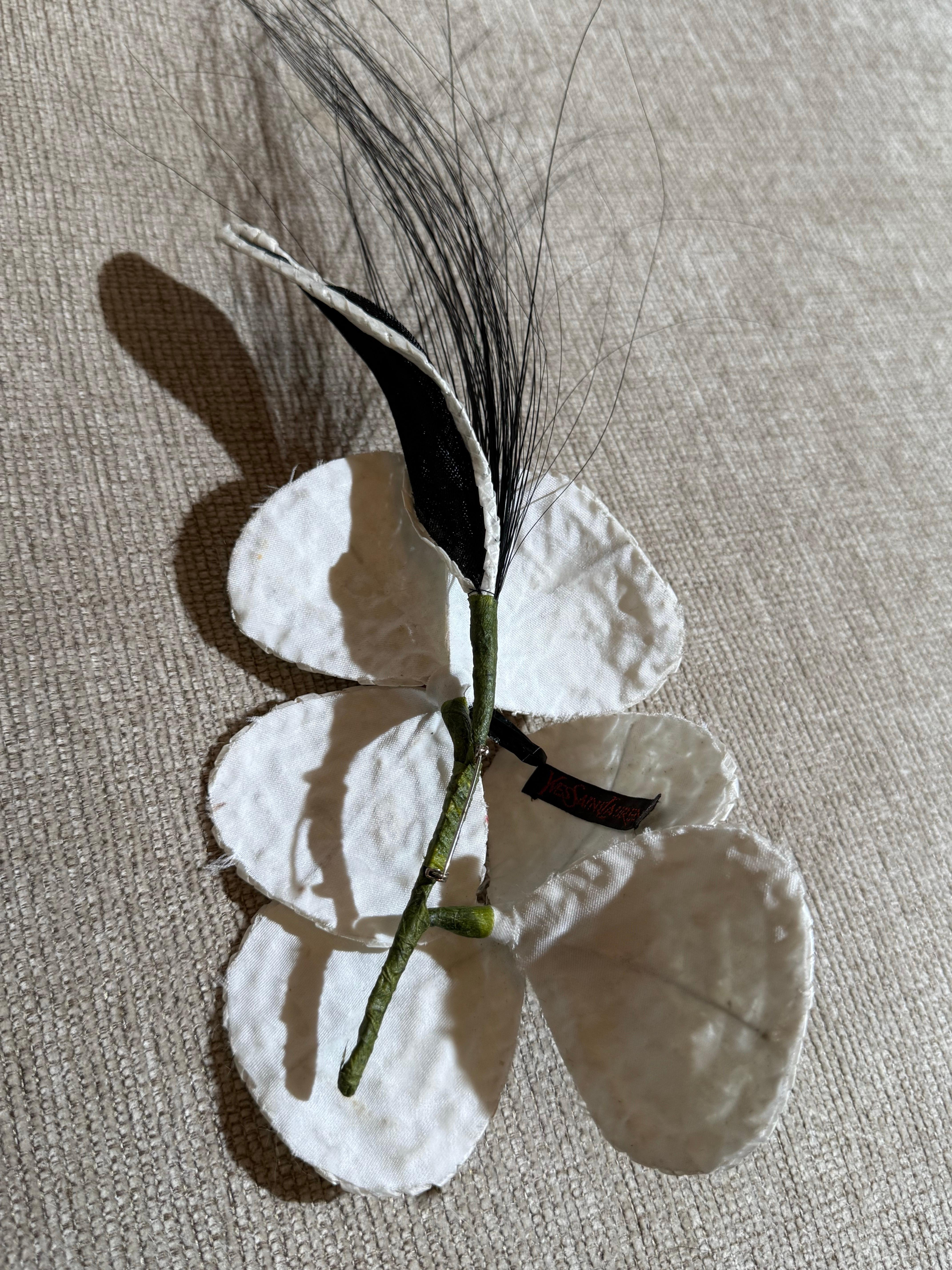 1980S Yves Saint Laurent Broche corsé orquídea rafia blanca con pulverizador de plumas en venta 9