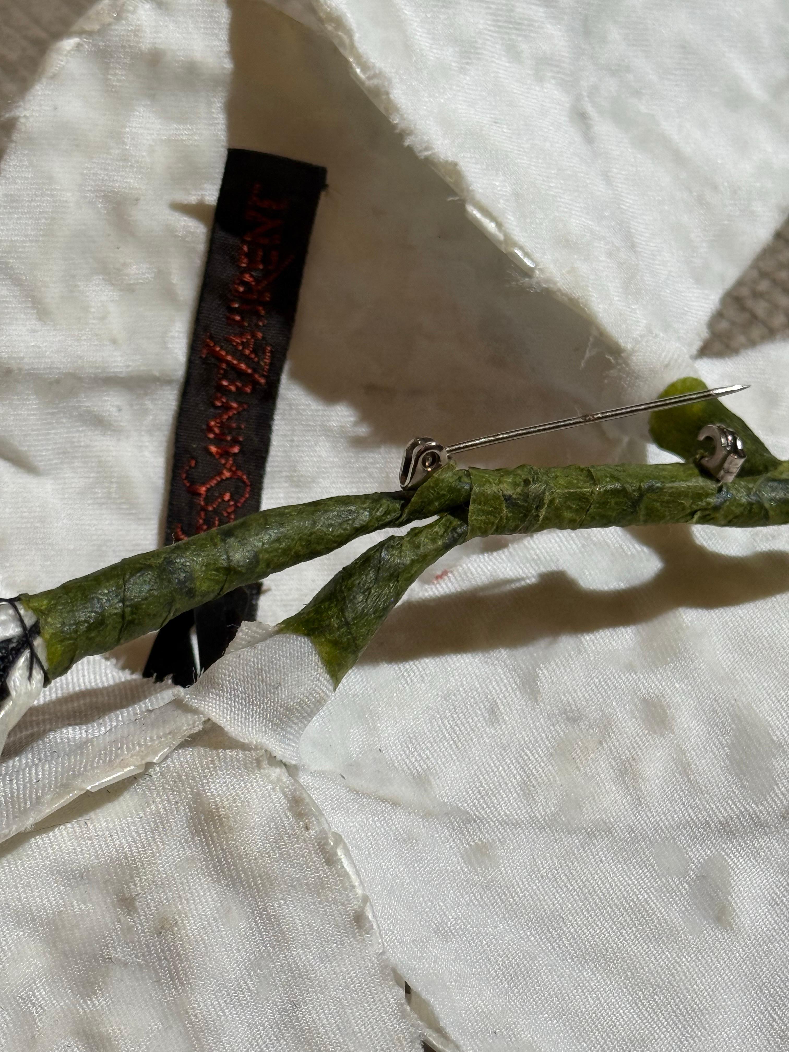 1980S Yves Saint Laurent Broche corsé orquídea rafia blanca con pulverizador de plumas en venta 10