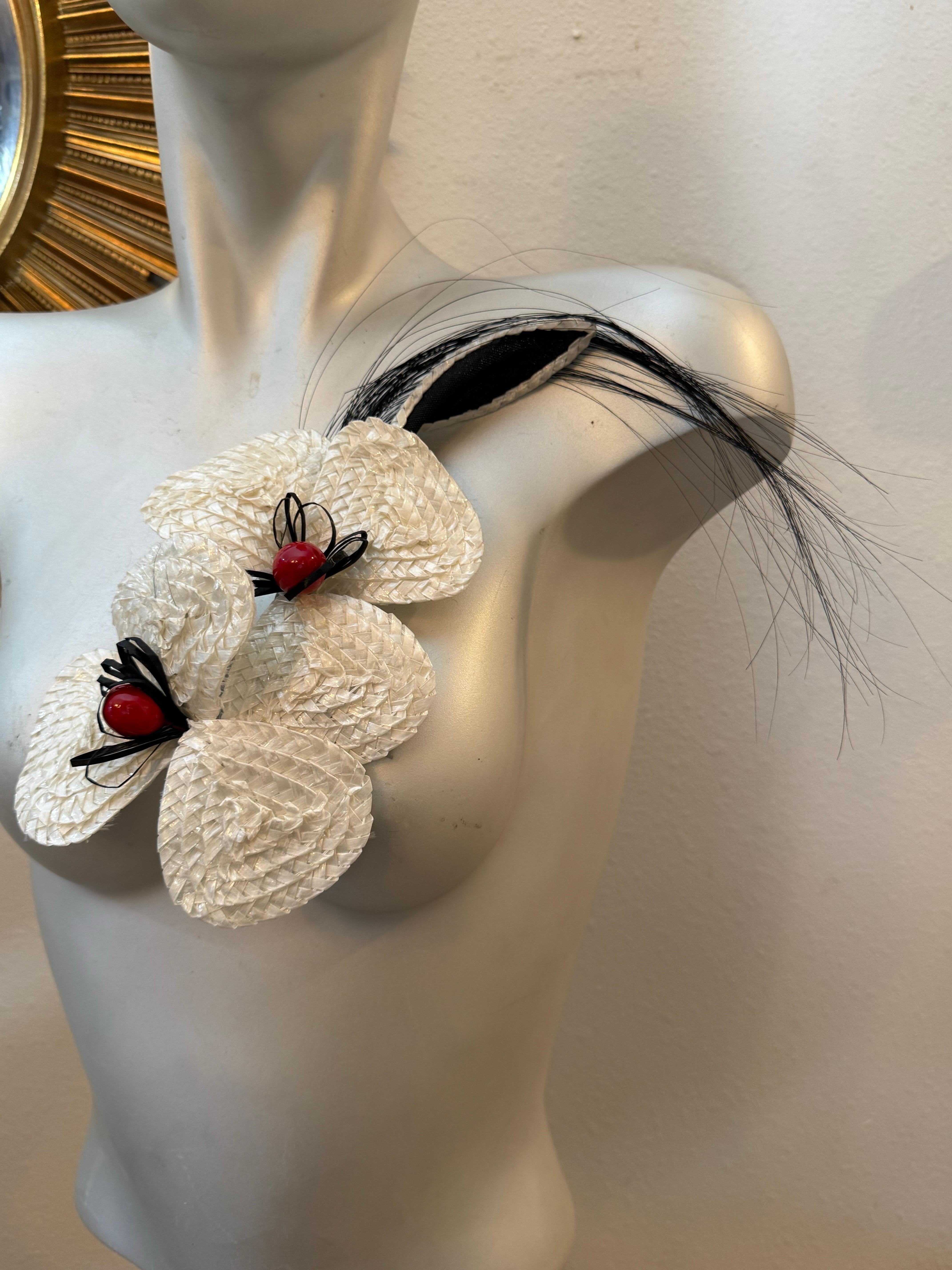 1980S Yves Saint Laurent Broche corsé orquídea rafia blanca con pulverizador de plumas:  La rafia lacada brillante está artísticamente cosida en un atrevido broche floral con centros lacados en rojo y un gran rocío de plumas.  Espalda de alfiler.