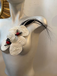 1980S Yves Saint Laurent Blanc Rafia Orchid Corsage Broche avec Plume Spray