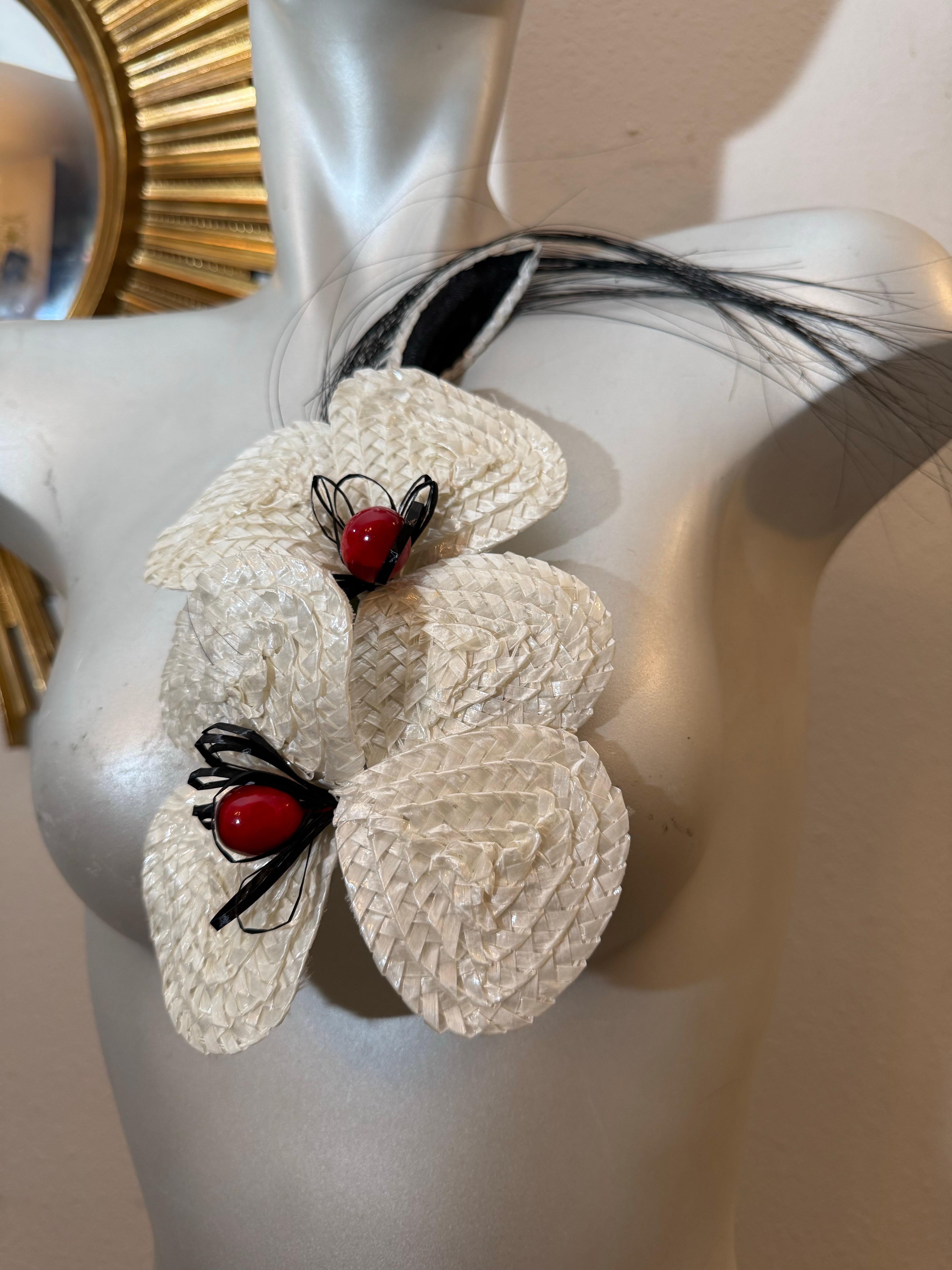 1980S Yves Saint Laurent Broche corsé orquídea rafia blanca con pulverizador de plumas Blanco en venta