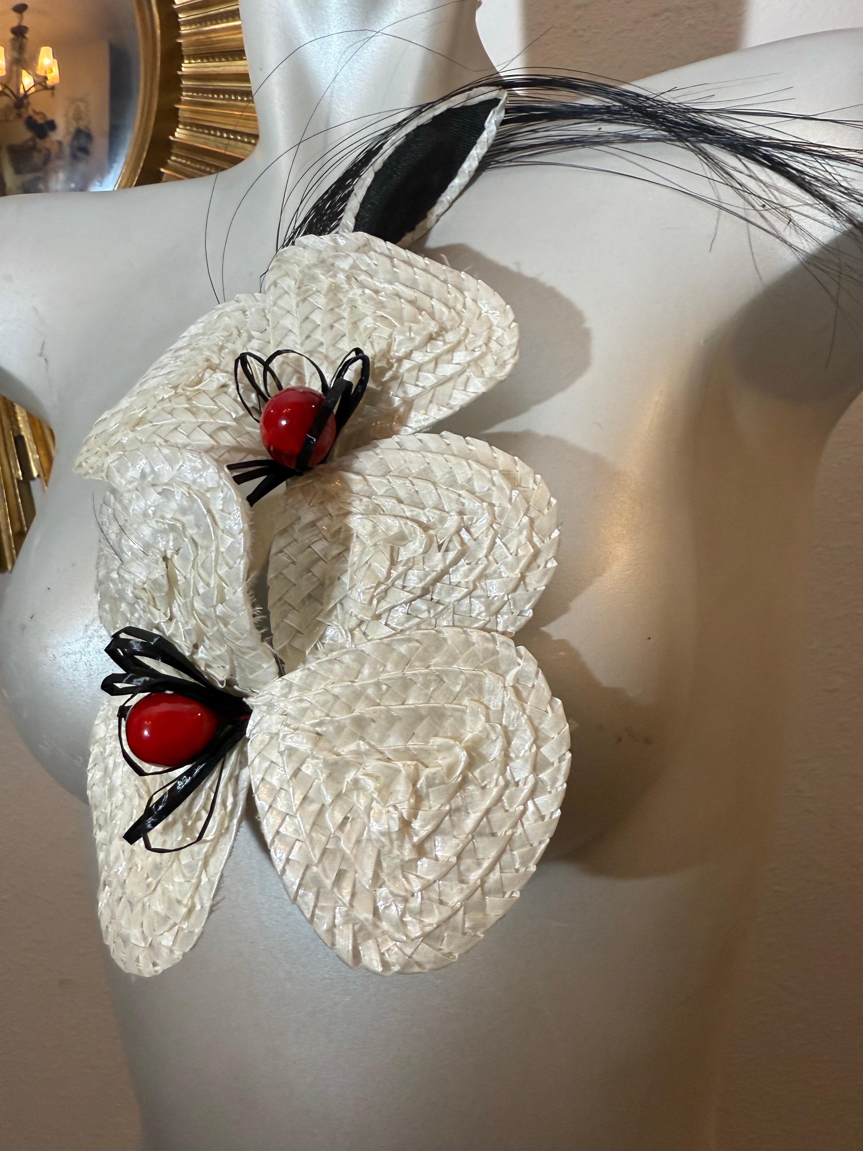 1980S Yves Saint Laurent Broche corsé orquídea rafia blanca con pulverizador de plumas en Excelente estado para la venta en Gresham, OR