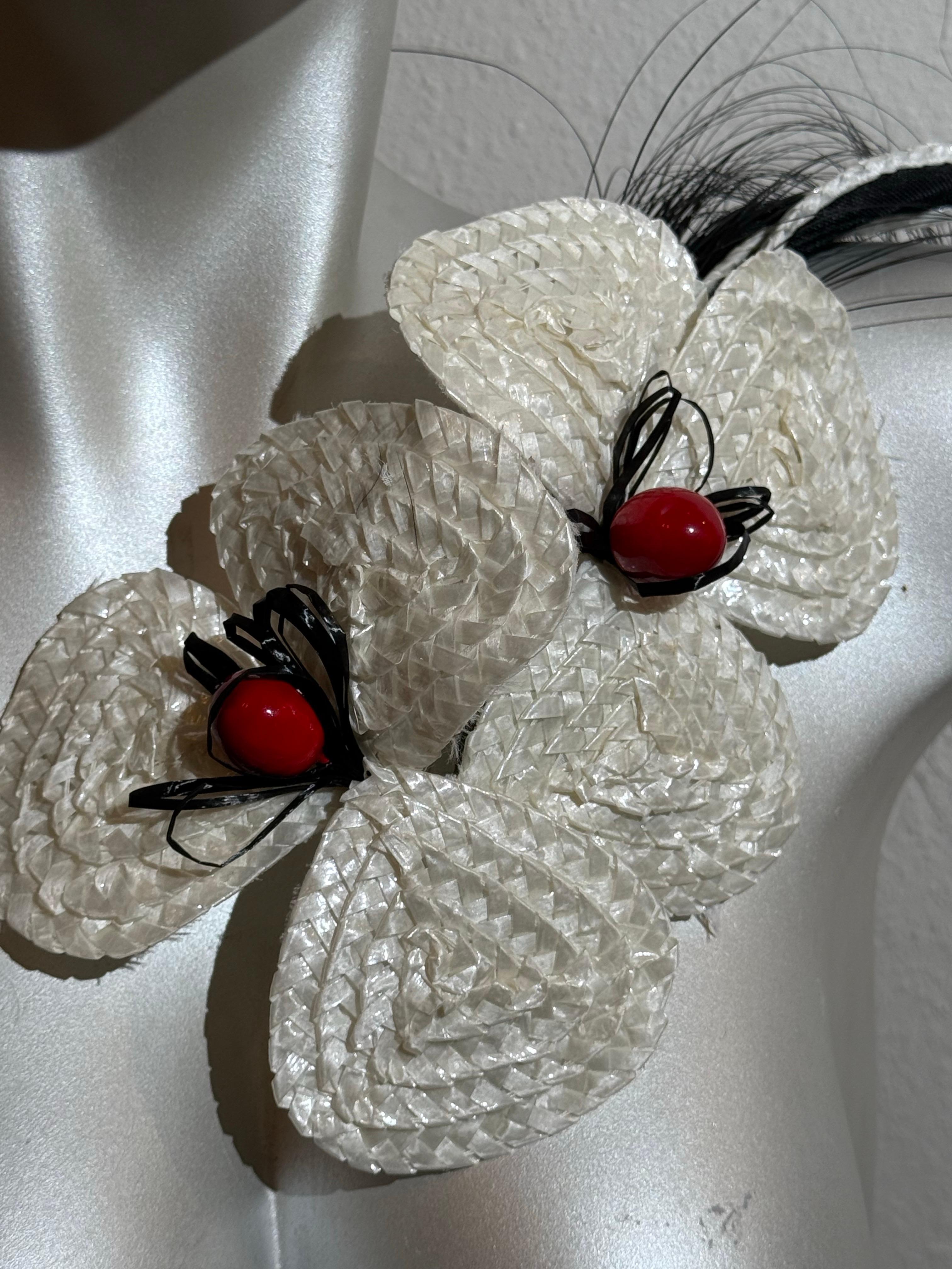 De las mujeres 1980S Yves Saint Laurent Broche corsé orquídea rafia blanca con pulverizador de plumas en venta
