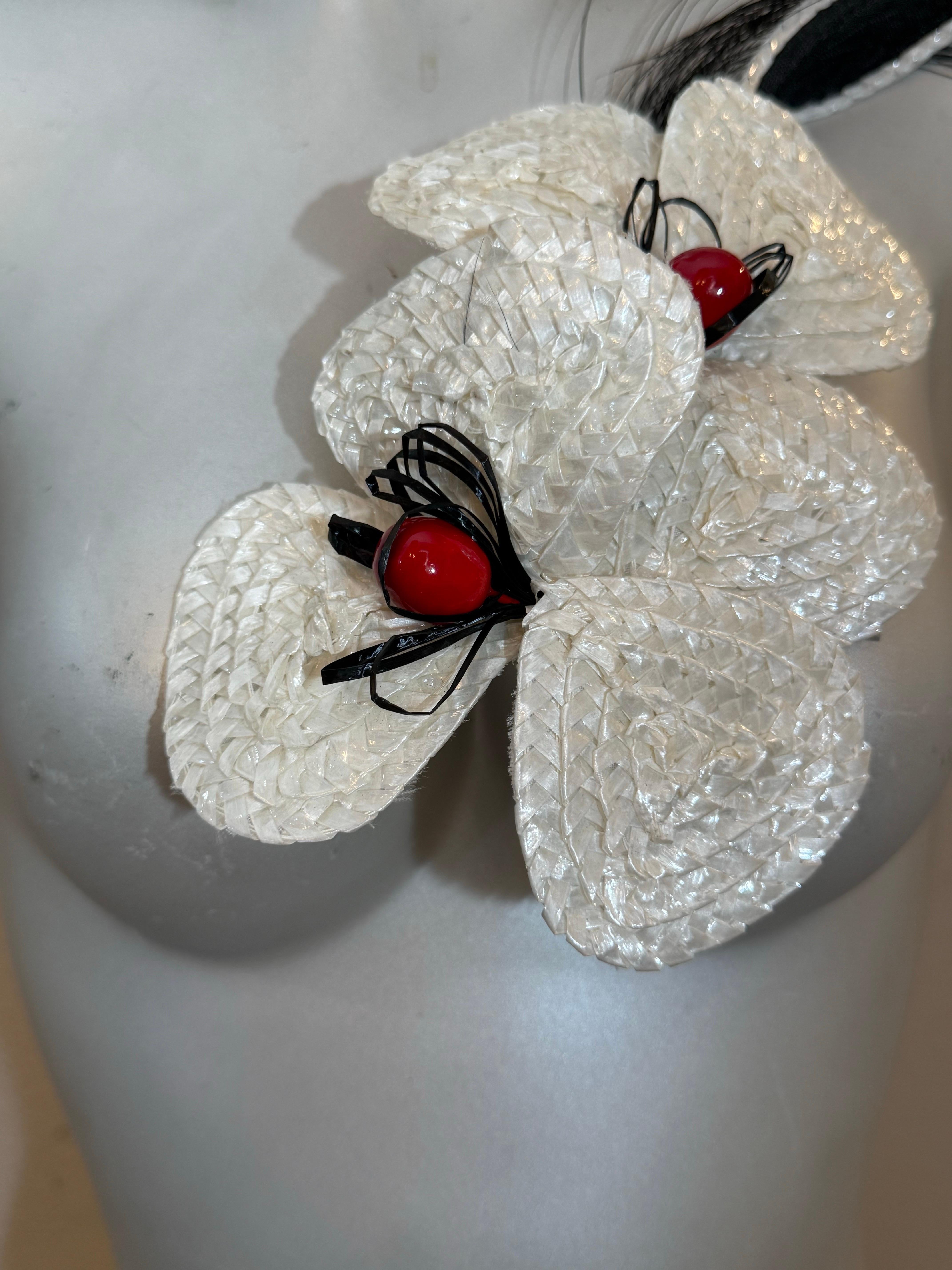 1980S Yves Saint Laurent Broche corsé orquídea rafia blanca con pulverizador de plumas en venta 1