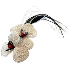 1980S Yves Saint Laurent Broche corsé orquídea rafia blanca con pulverizador de plumas