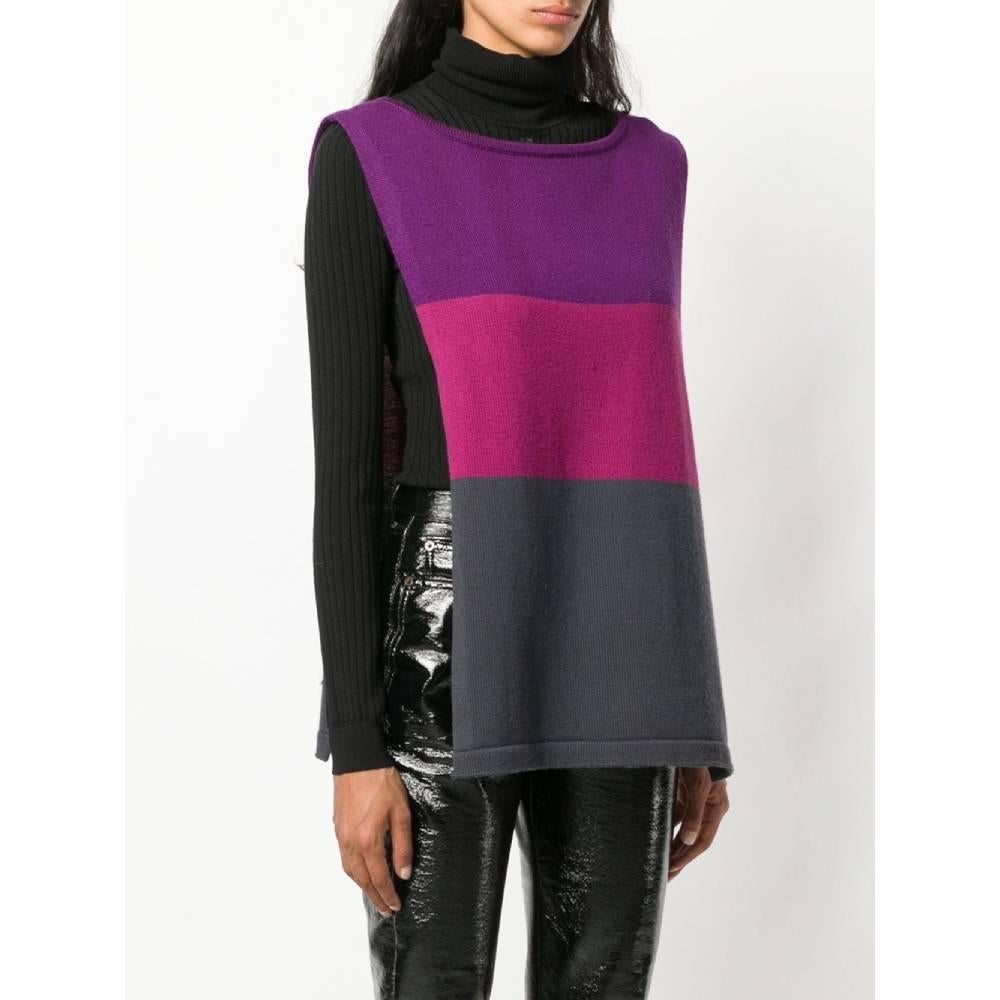 Yves Saint Laurent knit top in wool with color-block design in shades of purple, fuchsia and gray. Round neck and sleeveless.

Years: 90s

Made in France

Size: OS

Flat measurements 

Height: 71 cm