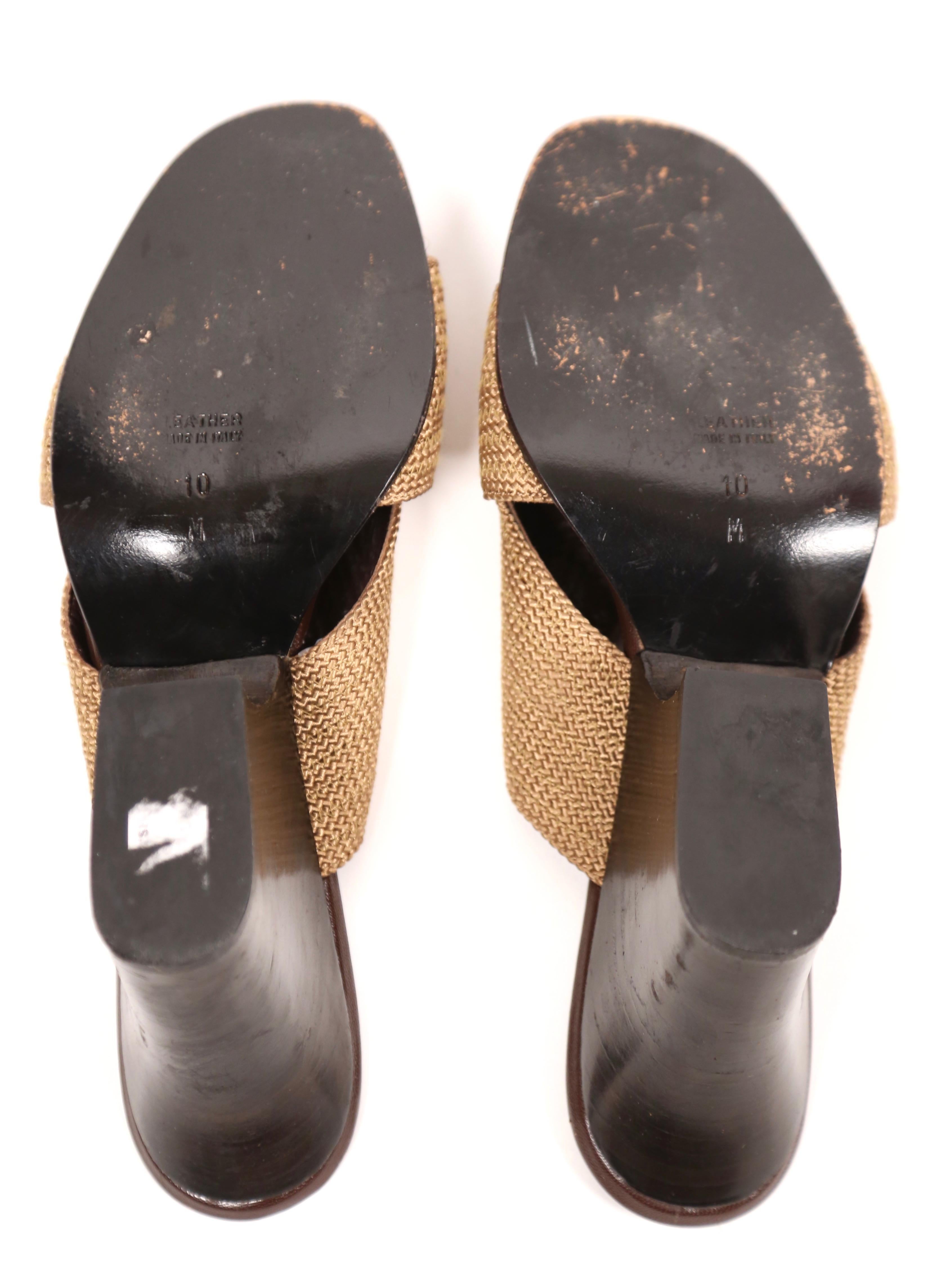 1980er Jahre YVES SAINT LAURENT gewebte Sandalen mit geformten Absätzen - 10 für Damen oder Herren im Angebot