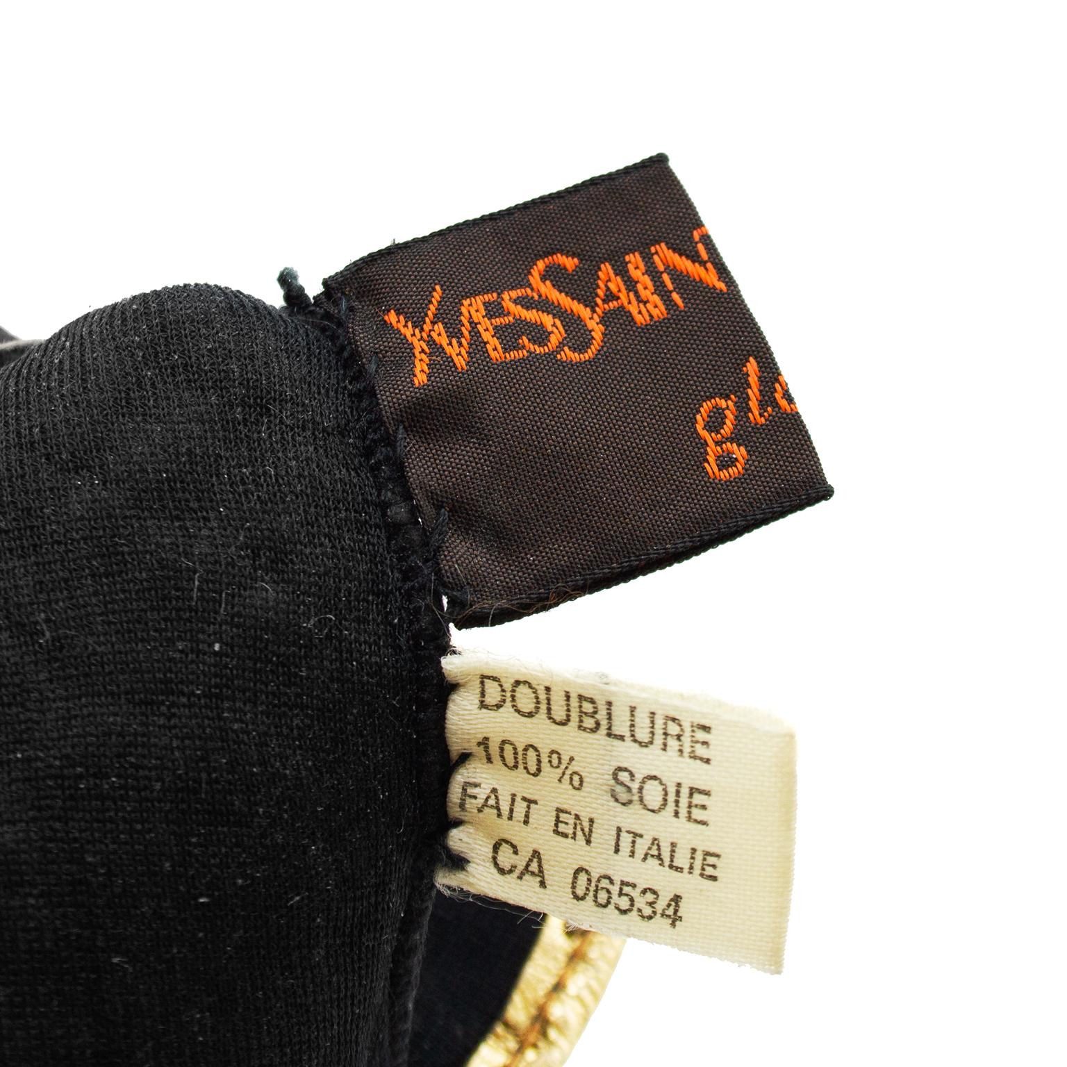 1980er Jahre Yves Saint Laurent/YSL Schwarze Lederhandschuhe mit goldenen Nieten im Angebot 1