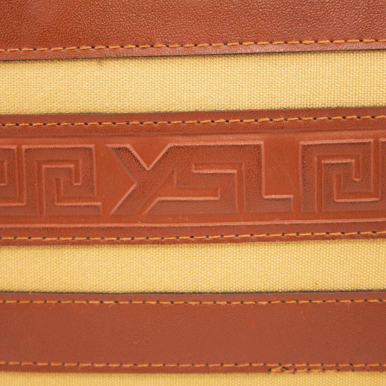 Pochette Yves Saint Laurent/YSL en cuir et toile des années 1980  État moyen - En vente à Toronto, Ontario