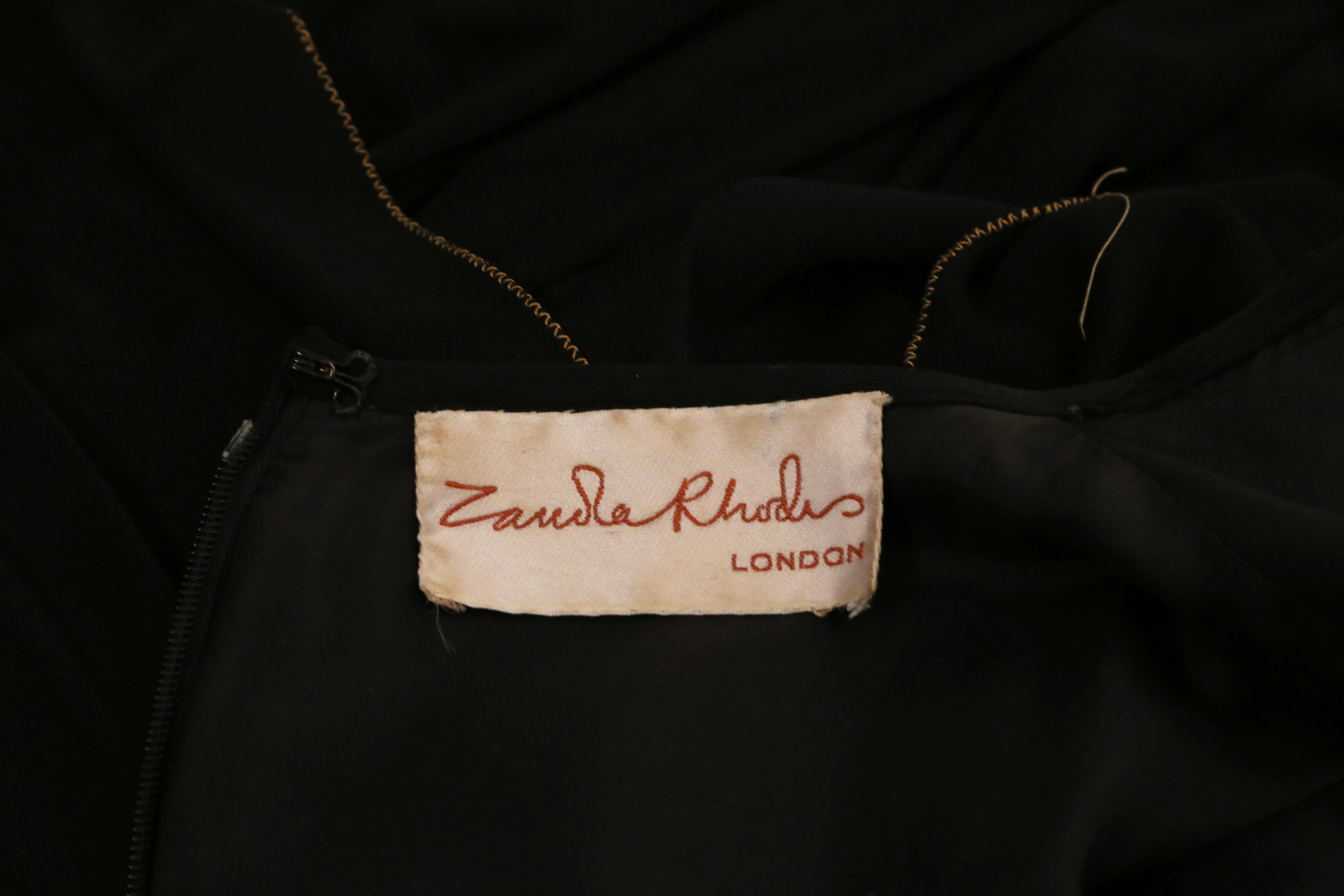 Robe noire peinte à la main et perlée de ZANDRA RHODES des années 1980 en vente 7