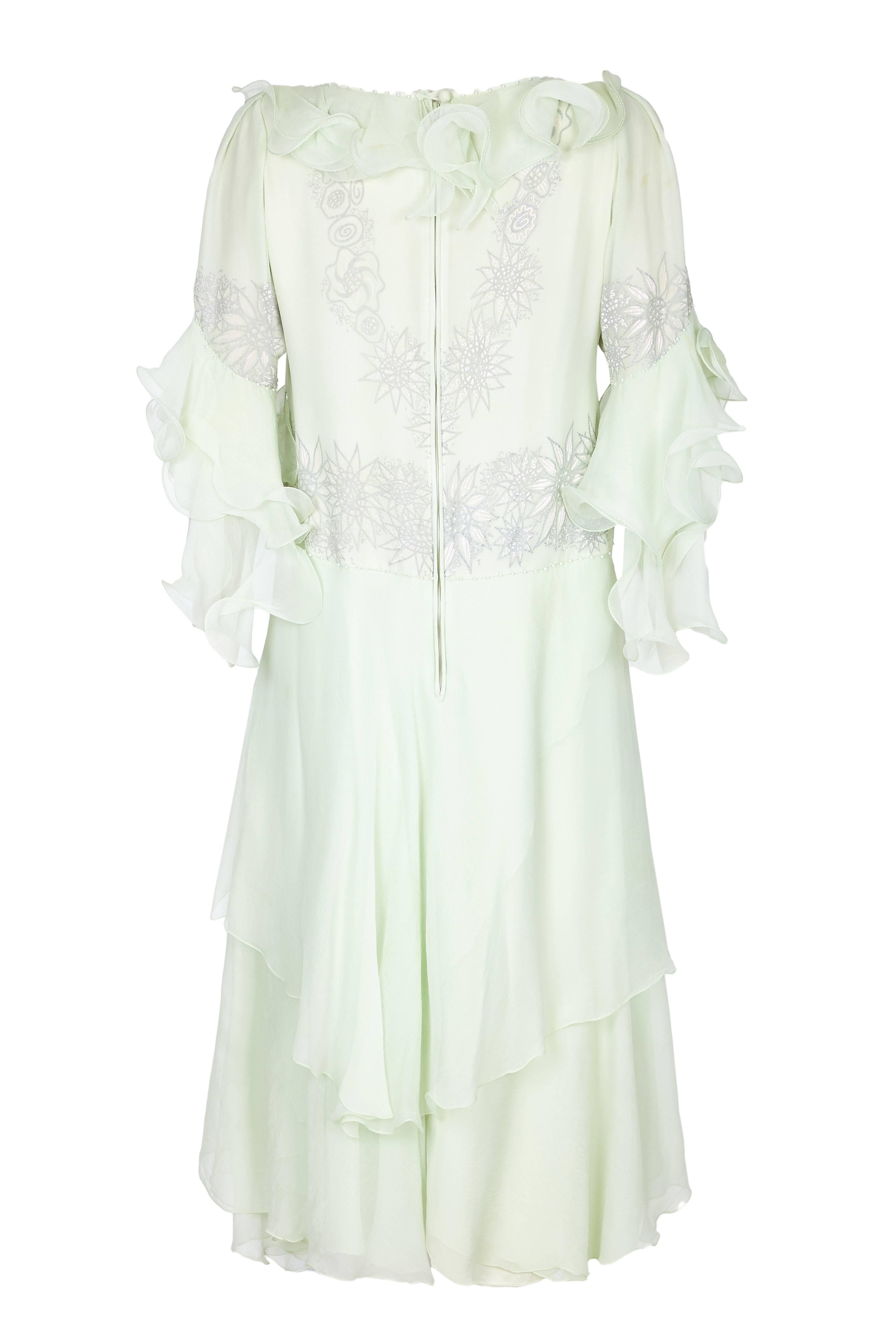 Superbe robe vintage des années 1980 en mousseline de soie vert pâle de Zandra Rhode couture. La robe est décorée d'un magnifique motif floral blanc et gris peint à la main, parsemé de perles et de strass. La robe est de coupe droite, sans modelage