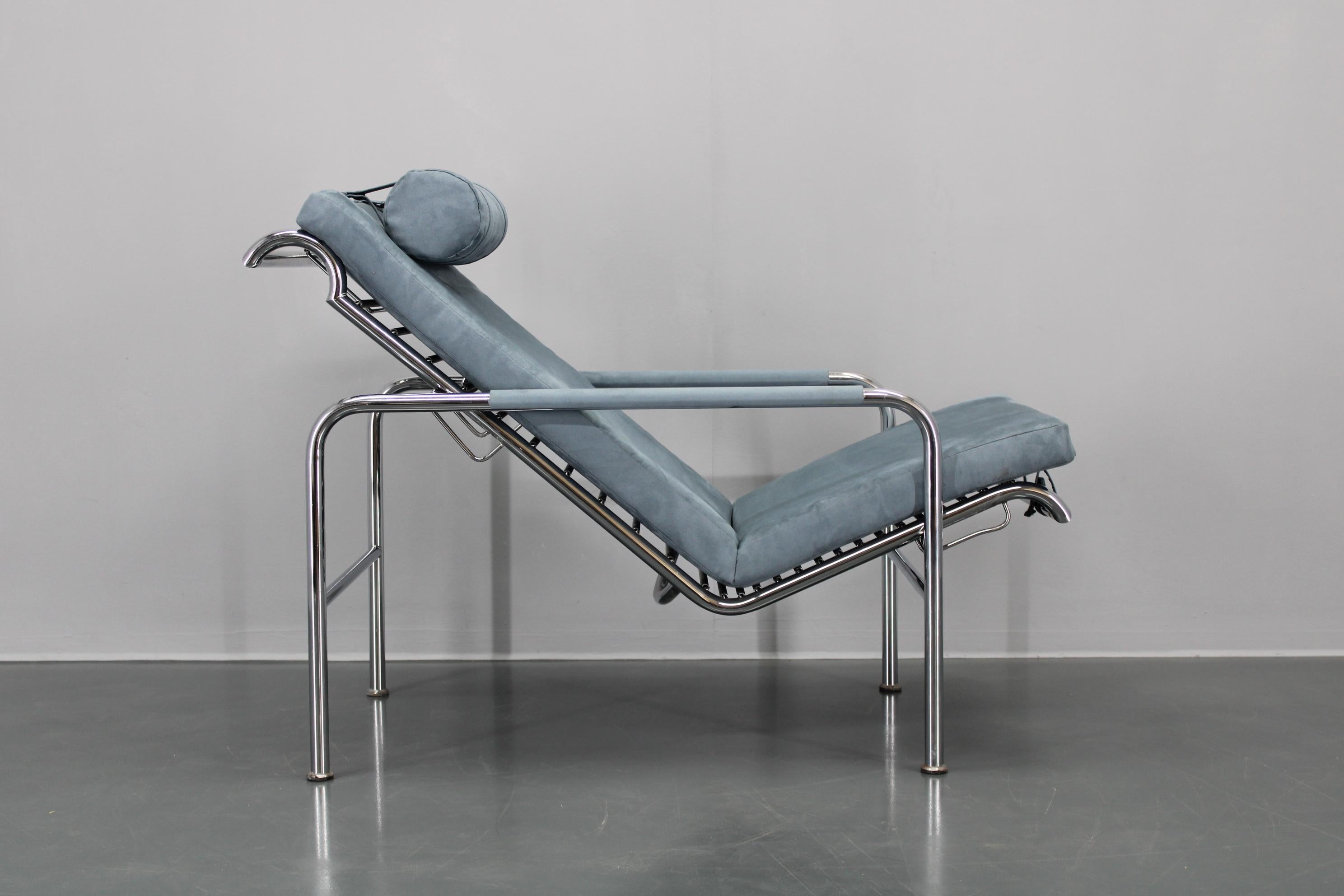 - Originaly designed in 1935
- Chromium Plated Steel Frame
- Newly upholstered
- Frame in good original condition with minor signs of use
- Adjustable
