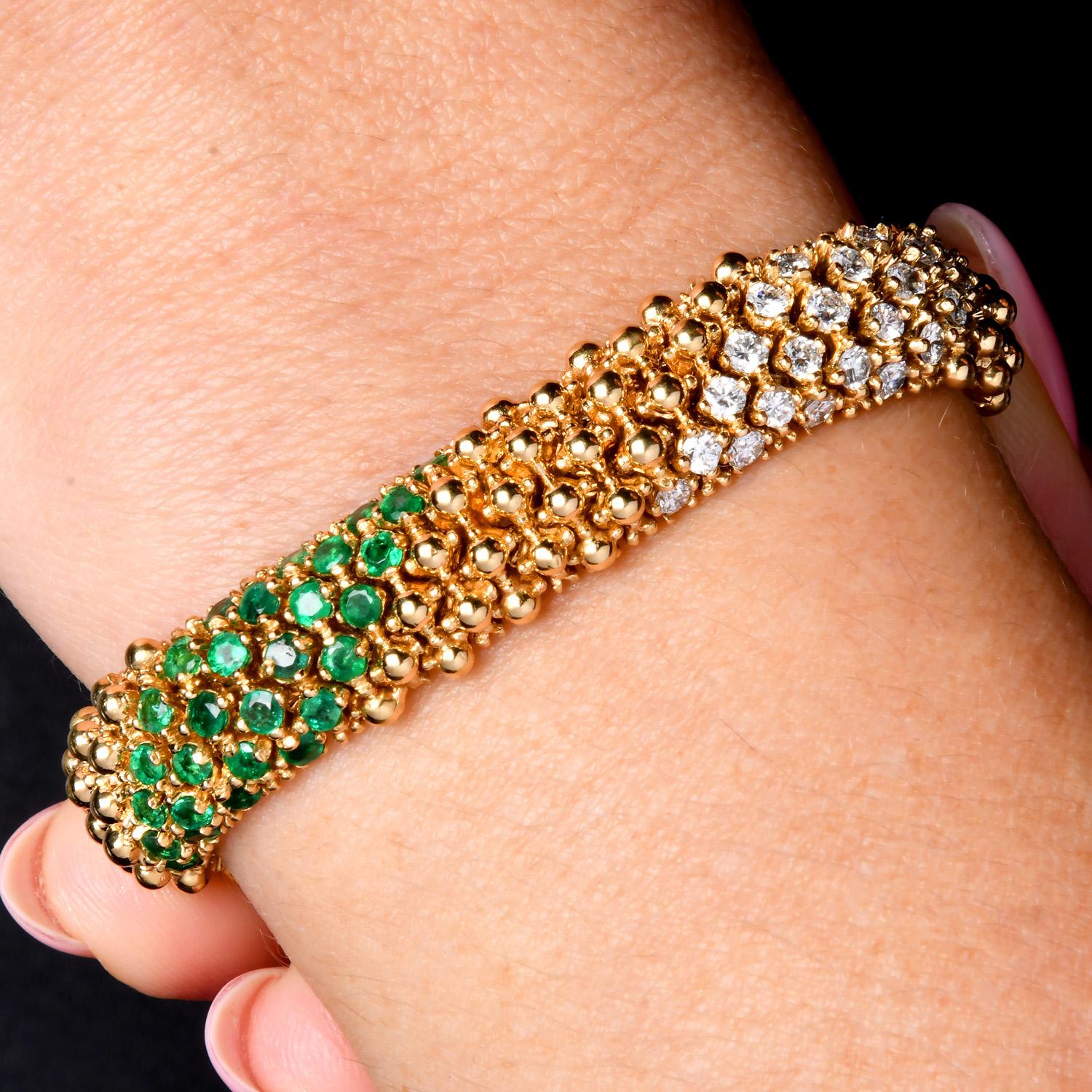 Le bracelet en maille perlée en or jaune 18 carats est un ajout luxueux à toute collection de bijoux.

Ce bracelet 18k des années 1980 présente 56 diamants ronds naturels totalisant environ 2,85 carats, associés à 56 émeraudes vertes rondes