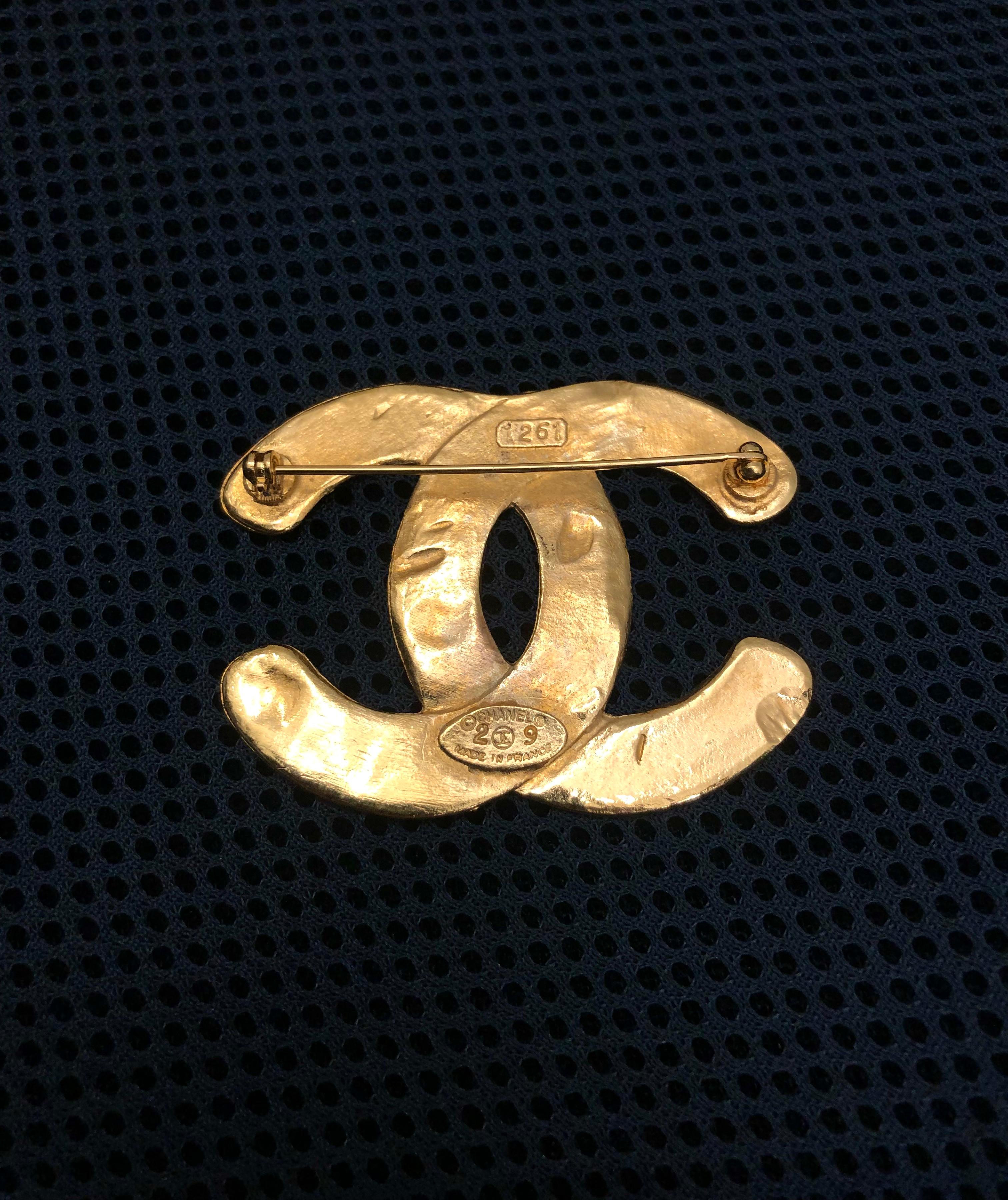 1980s Vintage CHANEL Gold Toned Quilted CC Brooch In Excellent Condition For Sale In Bangkok, TH