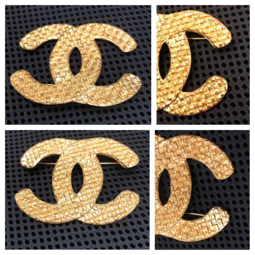 1980s Vintage CHANEL Gold Toned Quilted CC Brooch For Sale 1