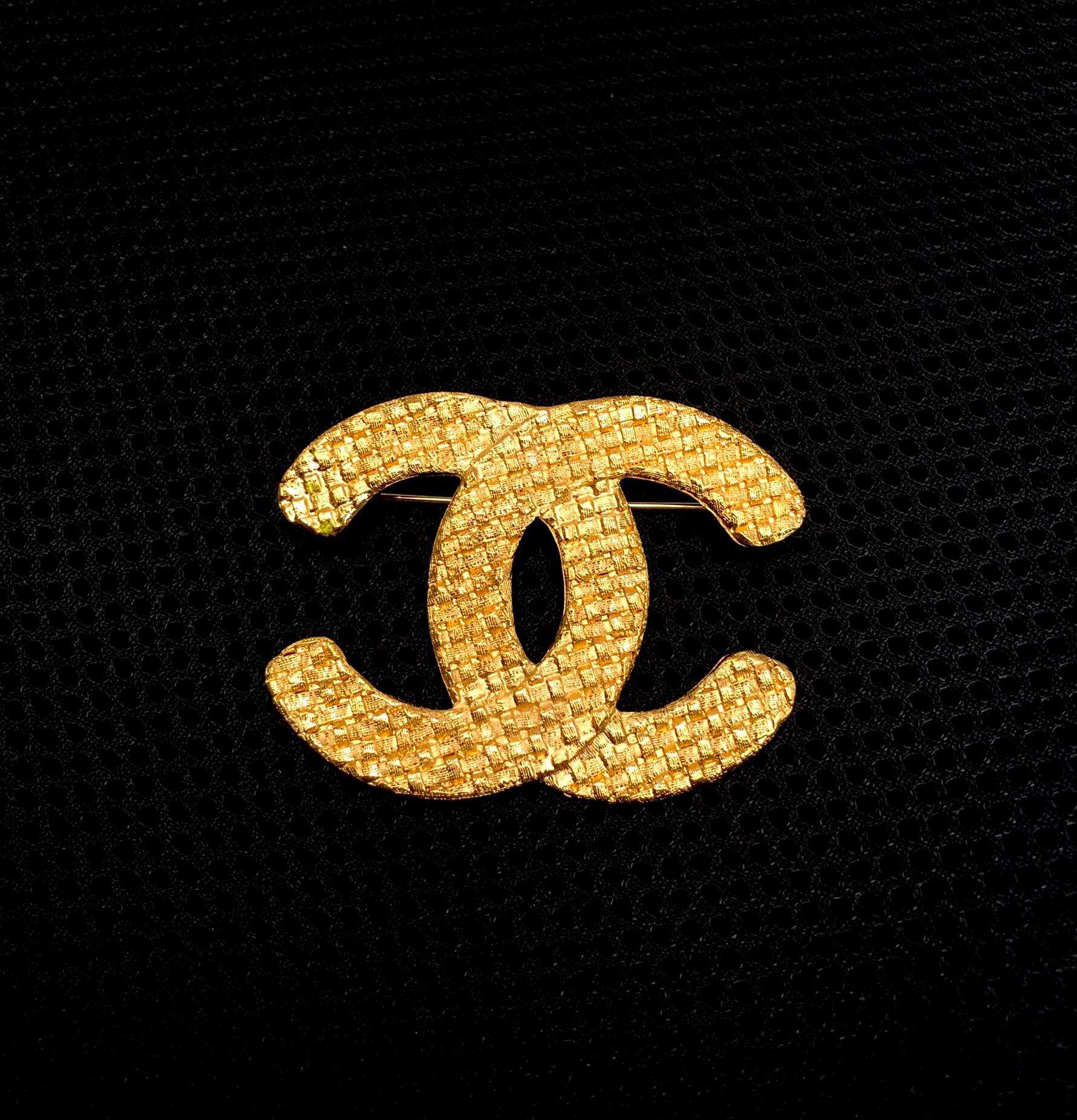 1980s Vintage CHANEL Gold Toned Quilted CC Brooch For Sale 2
