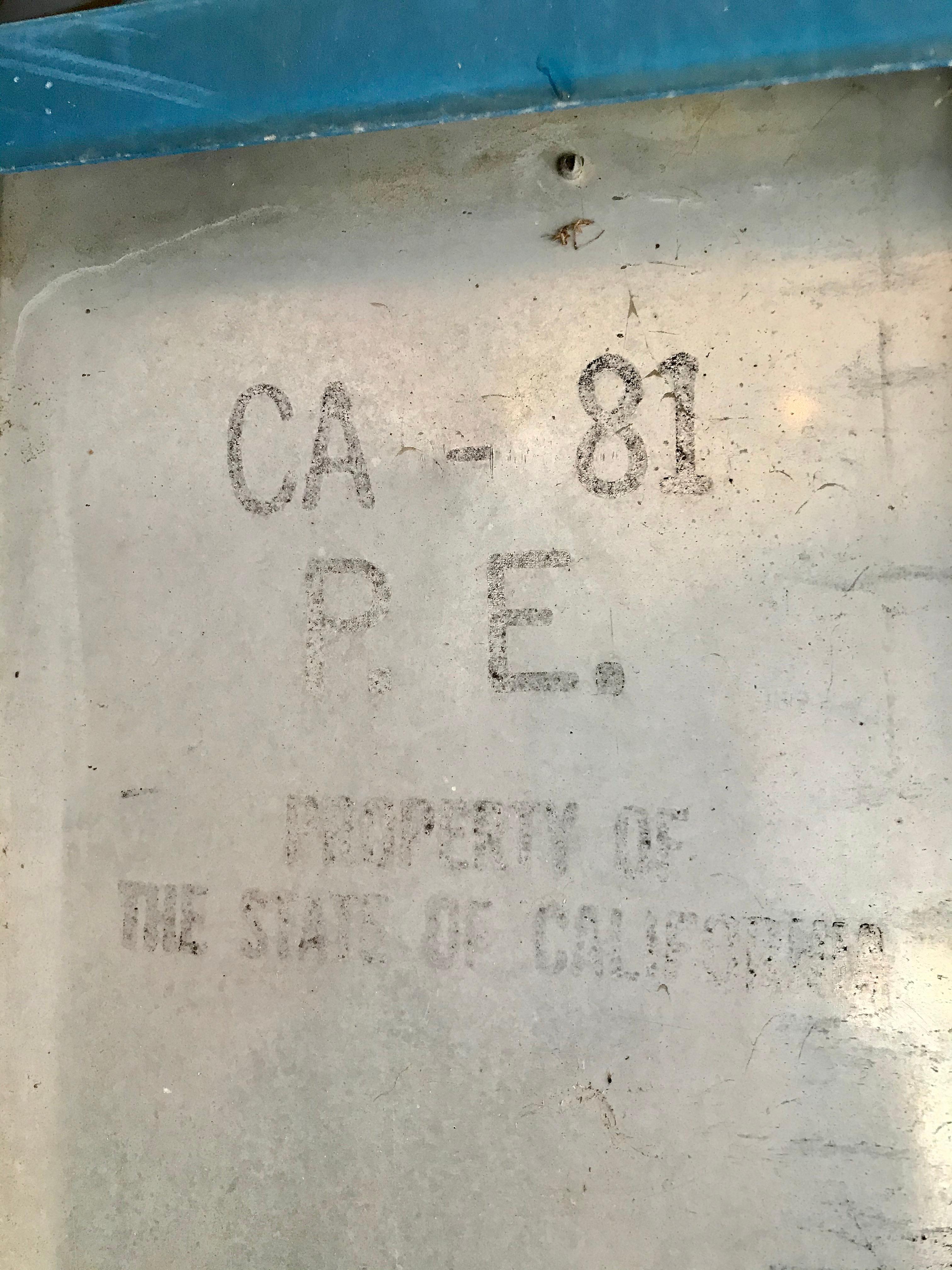 1981 Kalifornien Highway Unterkunftsschild (Stahl) im Angebot
